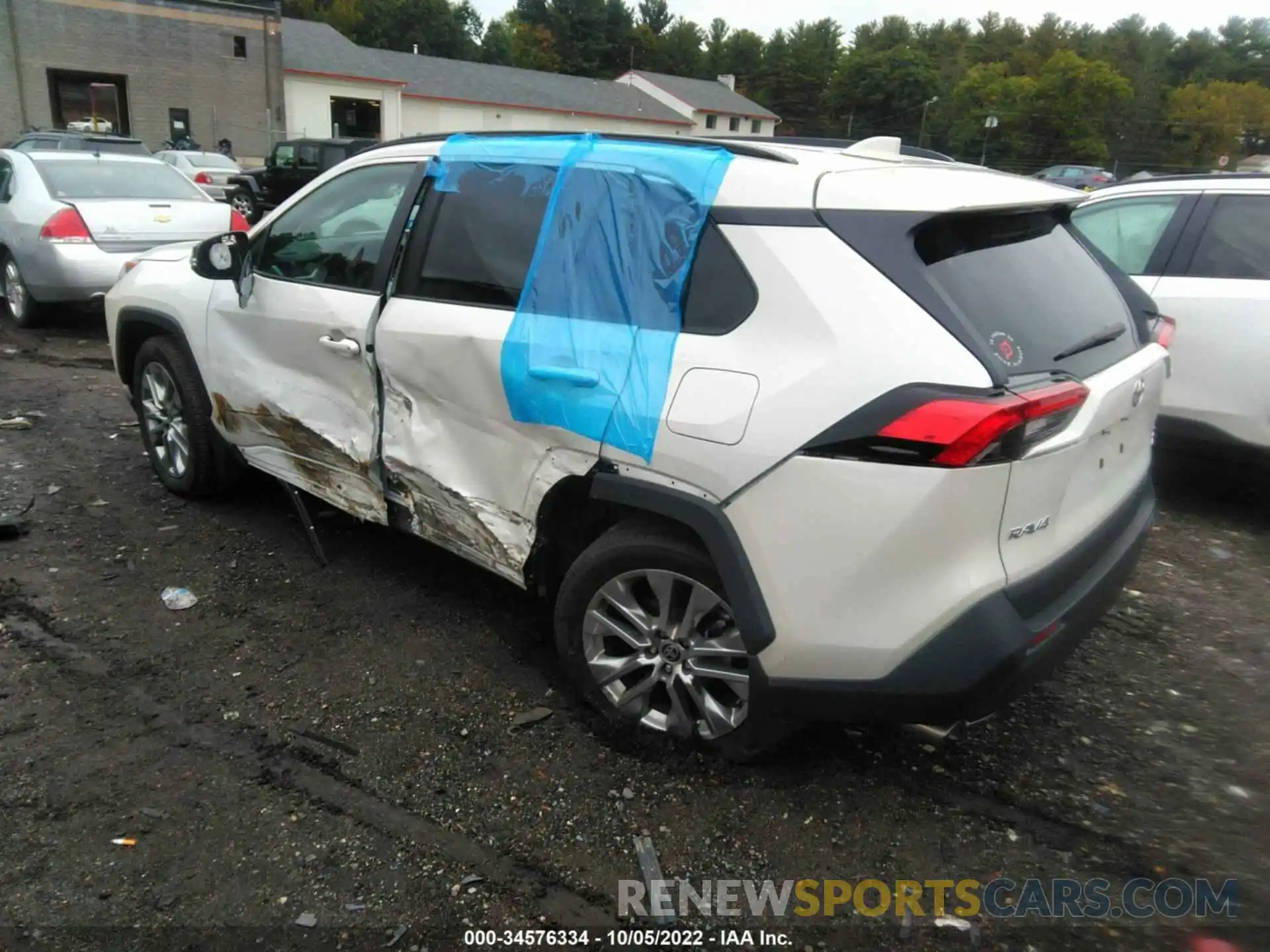 3 Photograph of a damaged car 2T3A1RFV8MW201557 TOYOTA RAV4 2021