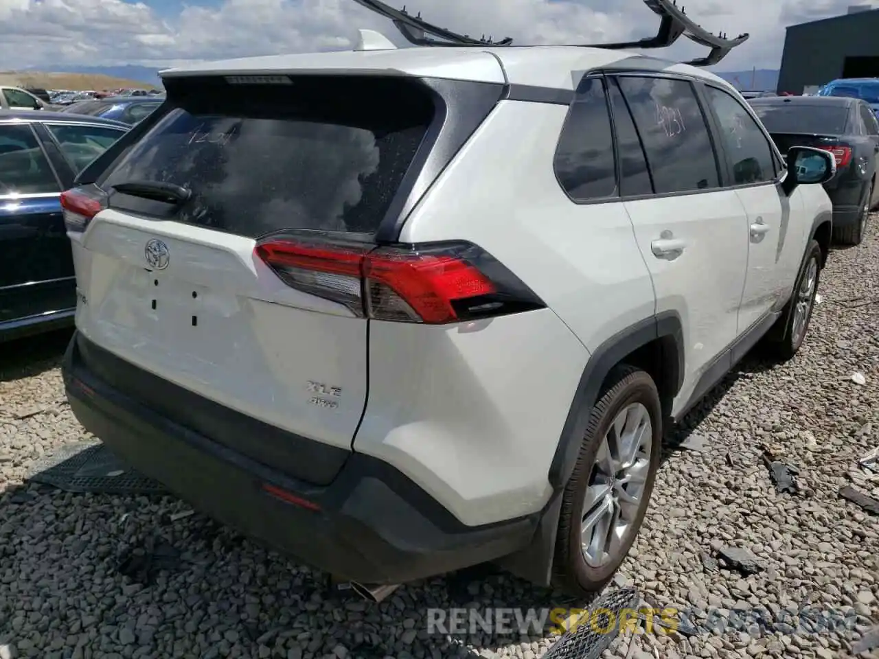 4 Photograph of a damaged car 2T3A1RFV8MW230671 TOYOTA RAV4 2021