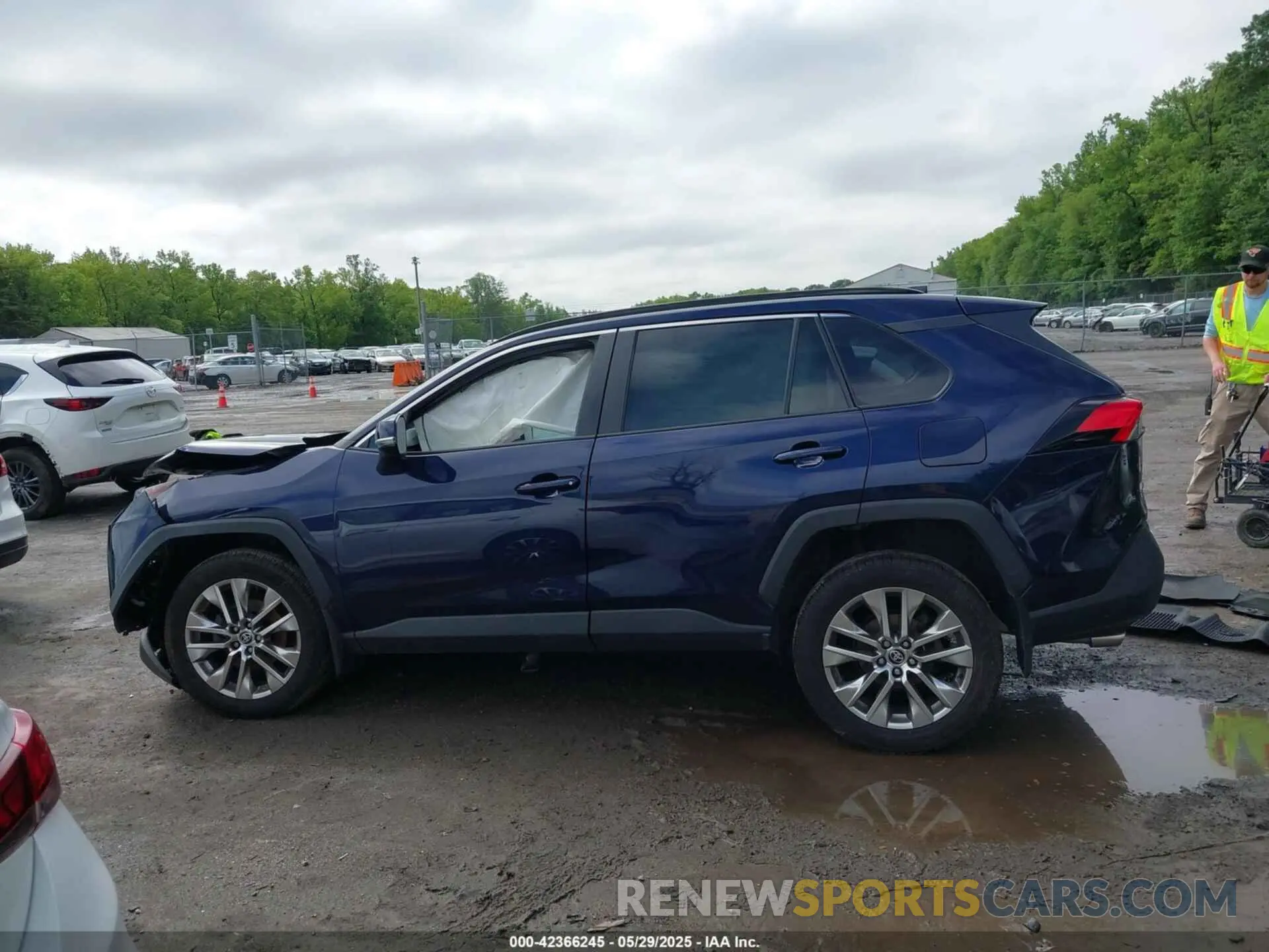 14 Photograph of a damaged car 2T3A1RFVXMW195342 TOYOTA RAV4 2021