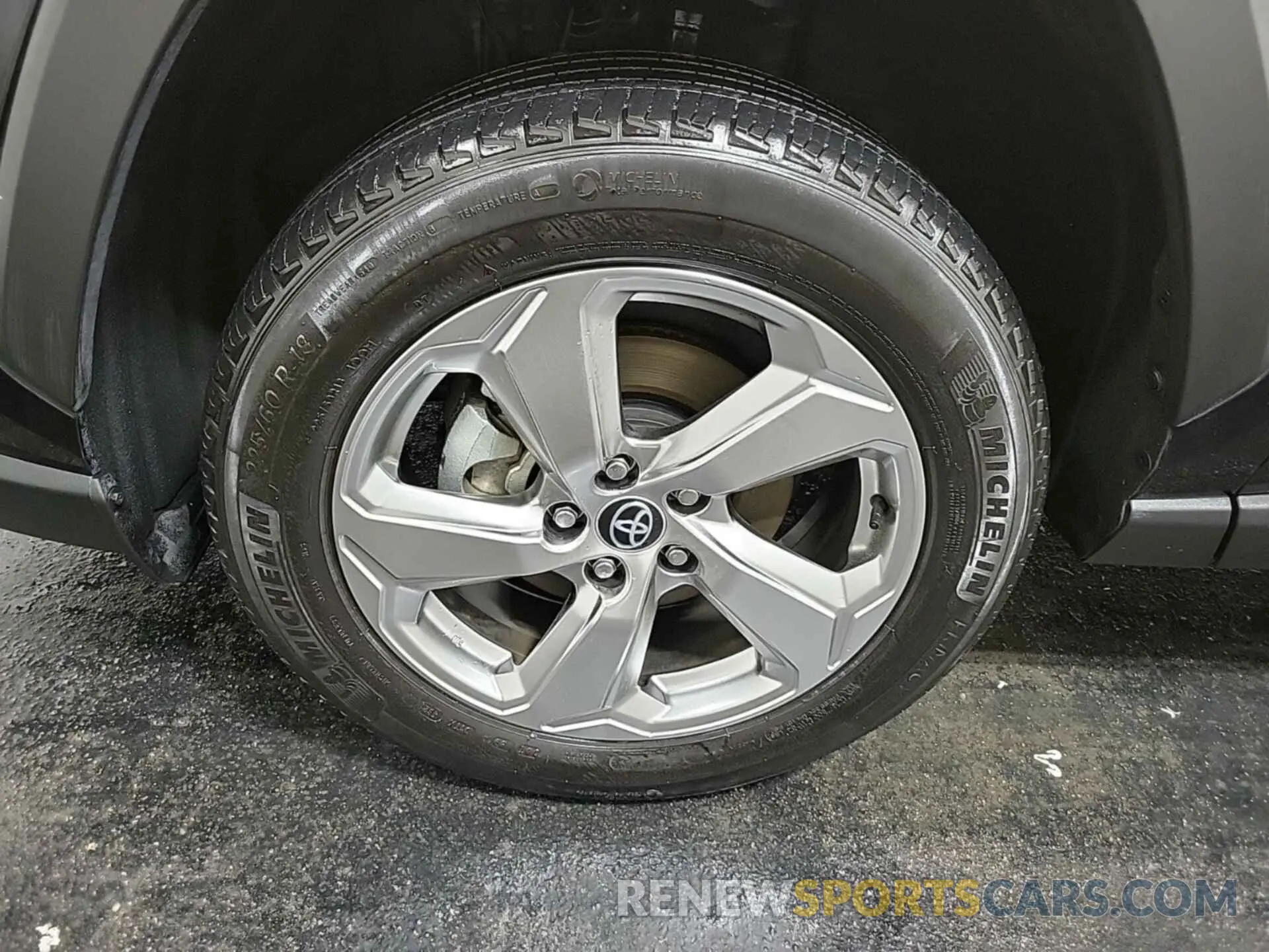 4 Photograph of a damaged car 2T3B6RFV5MW029574 TOYOTA RAV4 2021