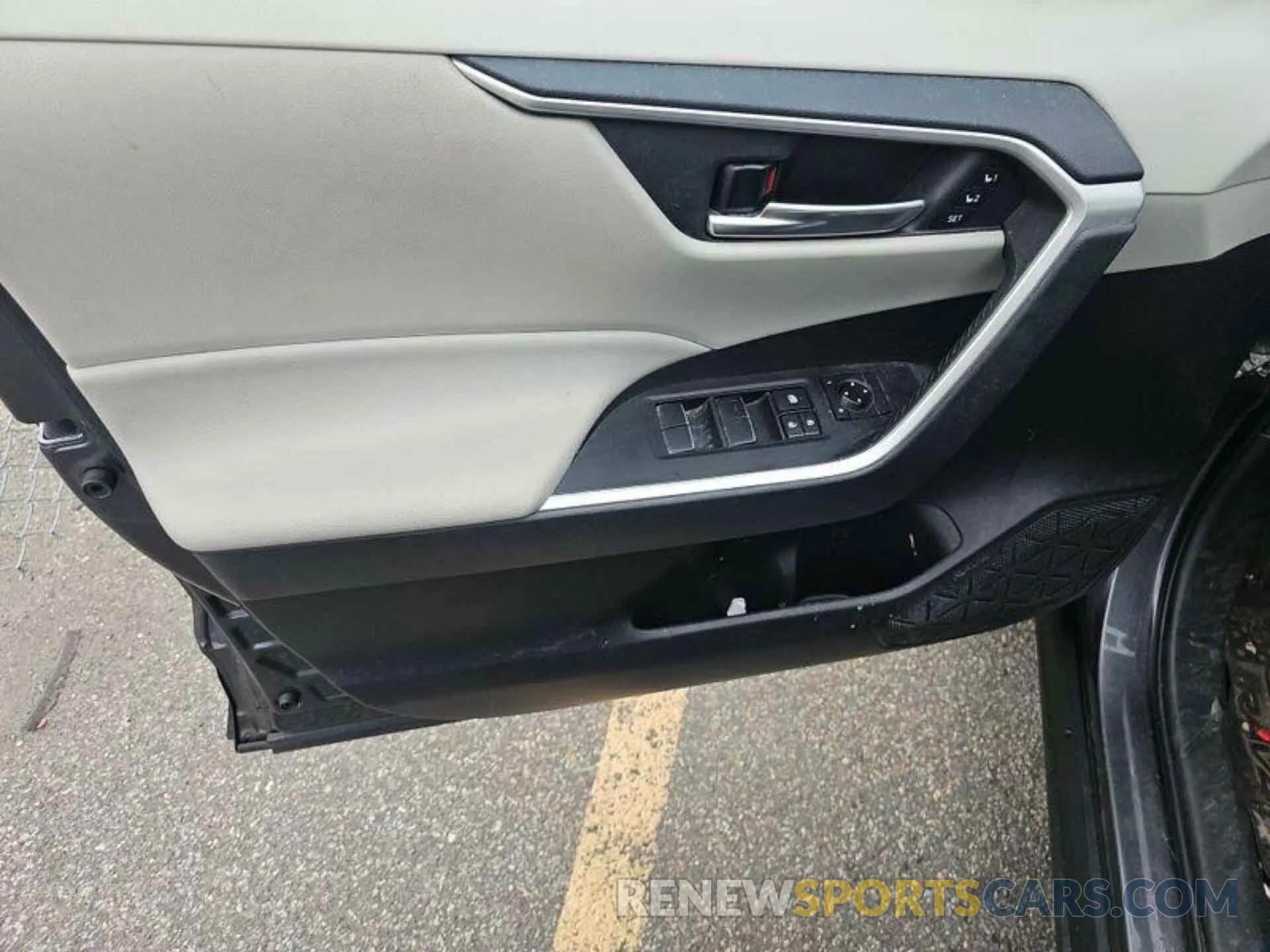 16 Photograph of a damaged car 2T3B6RFV8MW020173 TOYOTA RAV4 2021
