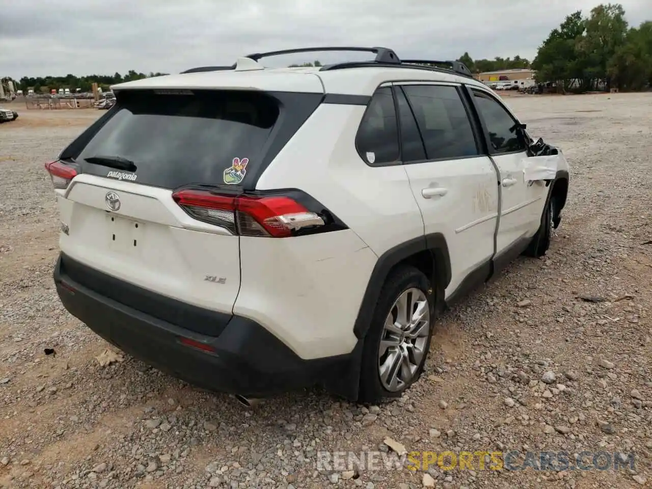 4 Photograph of a damaged car 2T3C1RFV2MW126203 TOYOTA RAV4 2021