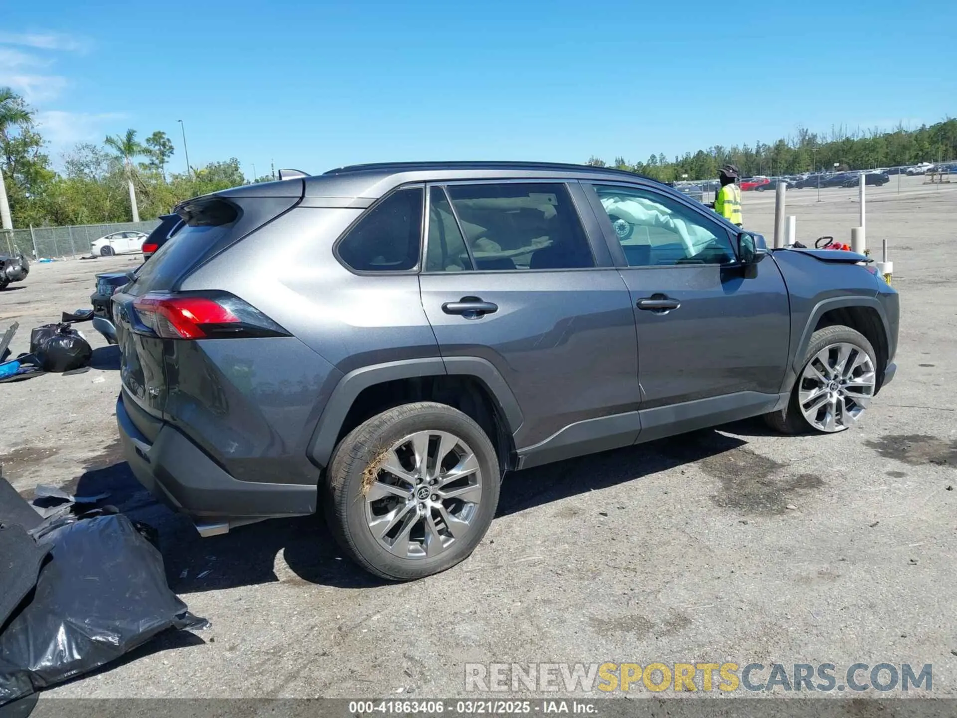 4 Photograph of a damaged car 2T3C1RFV5MC110773 TOYOTA RAV4 2021