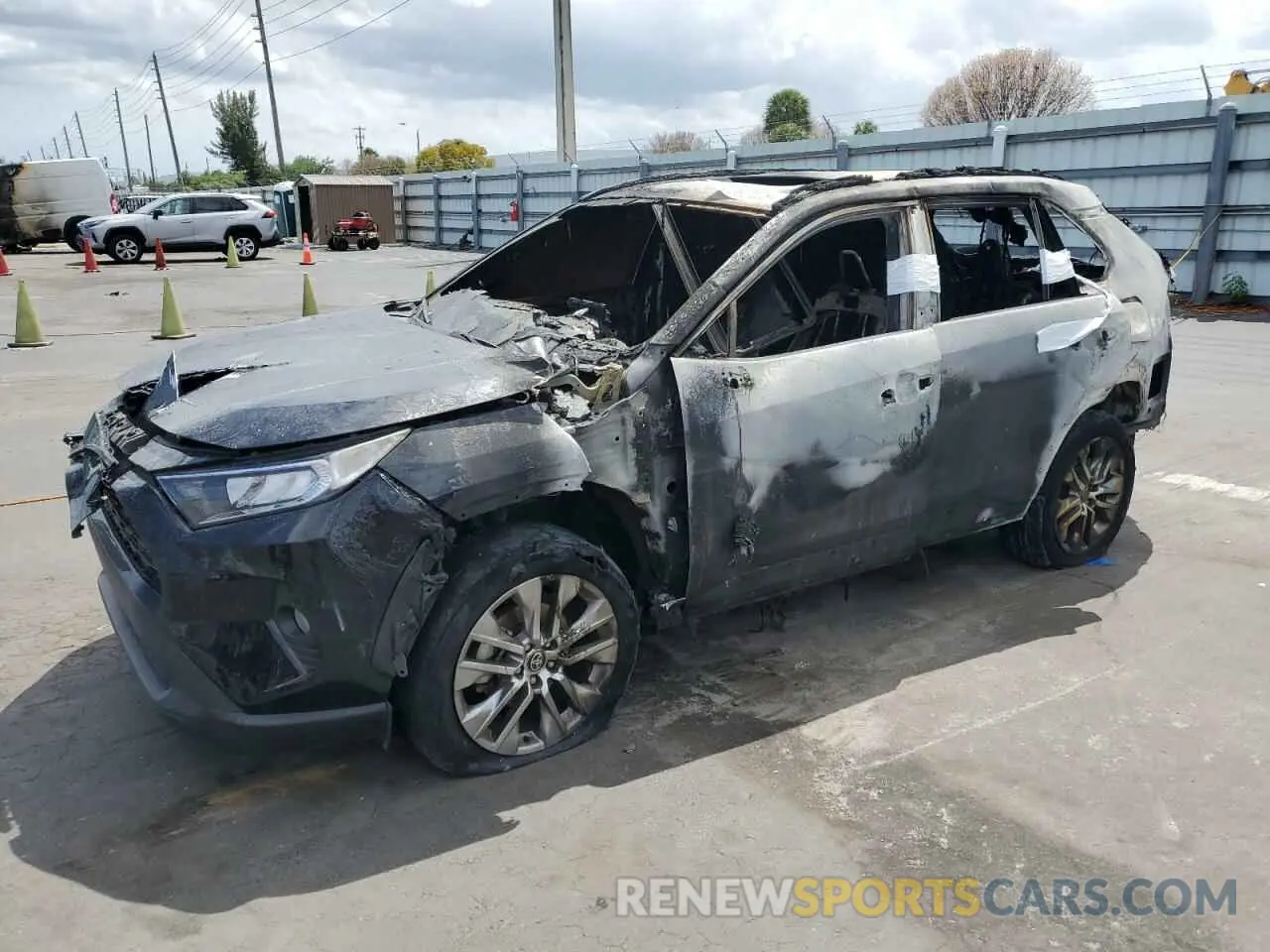 1 Photograph of a damaged car 2T3C1RFV6MC172389 TOYOTA RAV4 2021