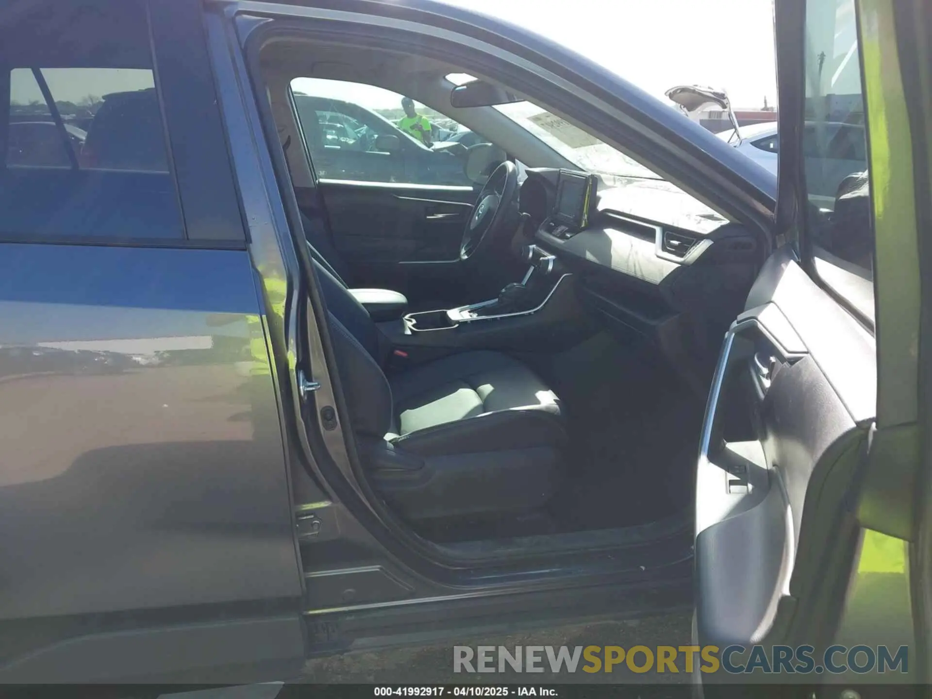 5 Photograph of a damaged car 2T3C1RFV8MC135182 TOYOTA RAV4 2021