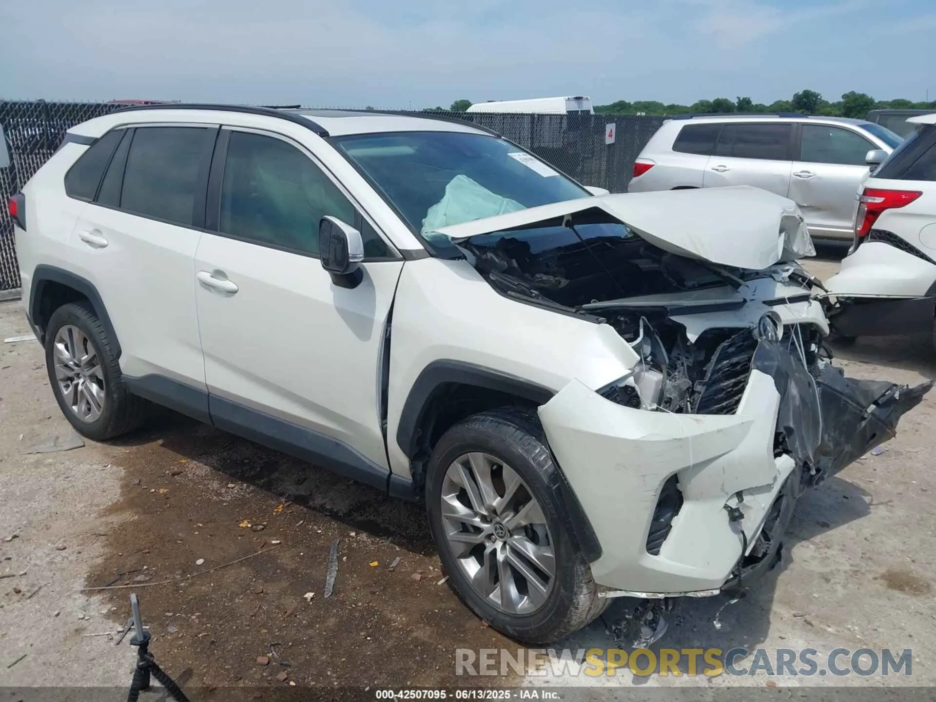 1 Photograph of a damaged car 2T3C1RFV8MW140171 TOYOTA RAV4 2021