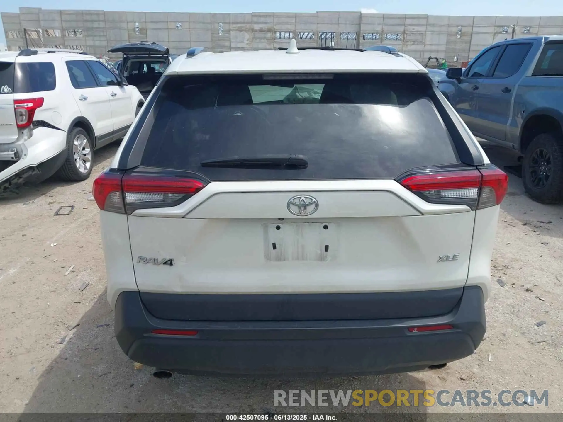 15 Photograph of a damaged car 2T3C1RFV8MW140171 TOYOTA RAV4 2021