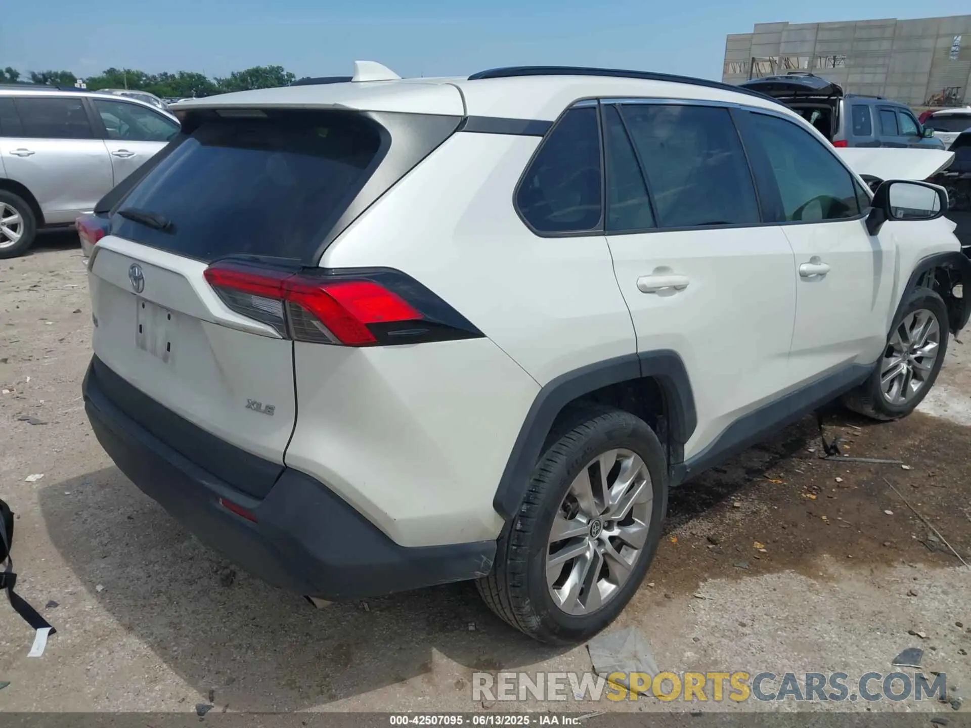 4 Photograph of a damaged car 2T3C1RFV8MW140171 TOYOTA RAV4 2021