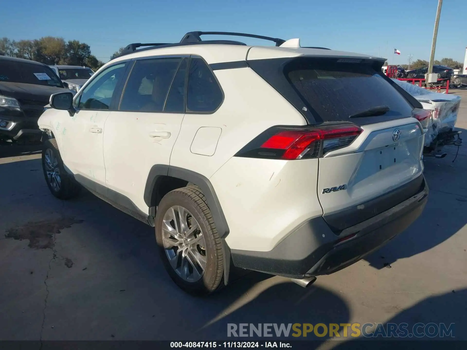 3 Photograph of a damaged car 2T3C1RFV9MW142429 TOYOTA RAV4 2021