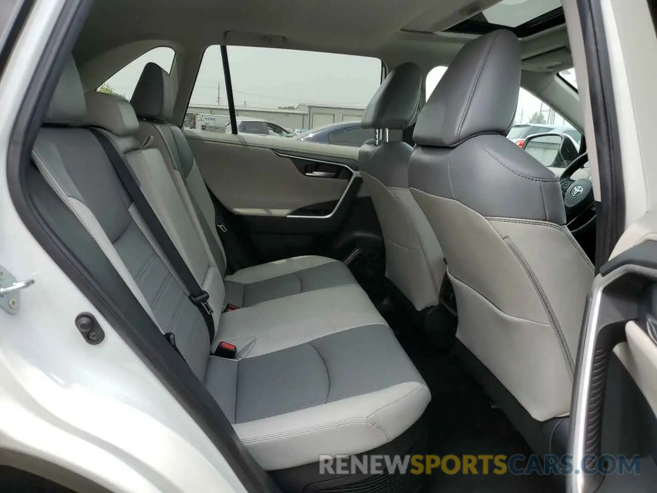 11 Photograph of a damaged car 2T3D6RFV6MW015871 TOYOTA RAV4 2021