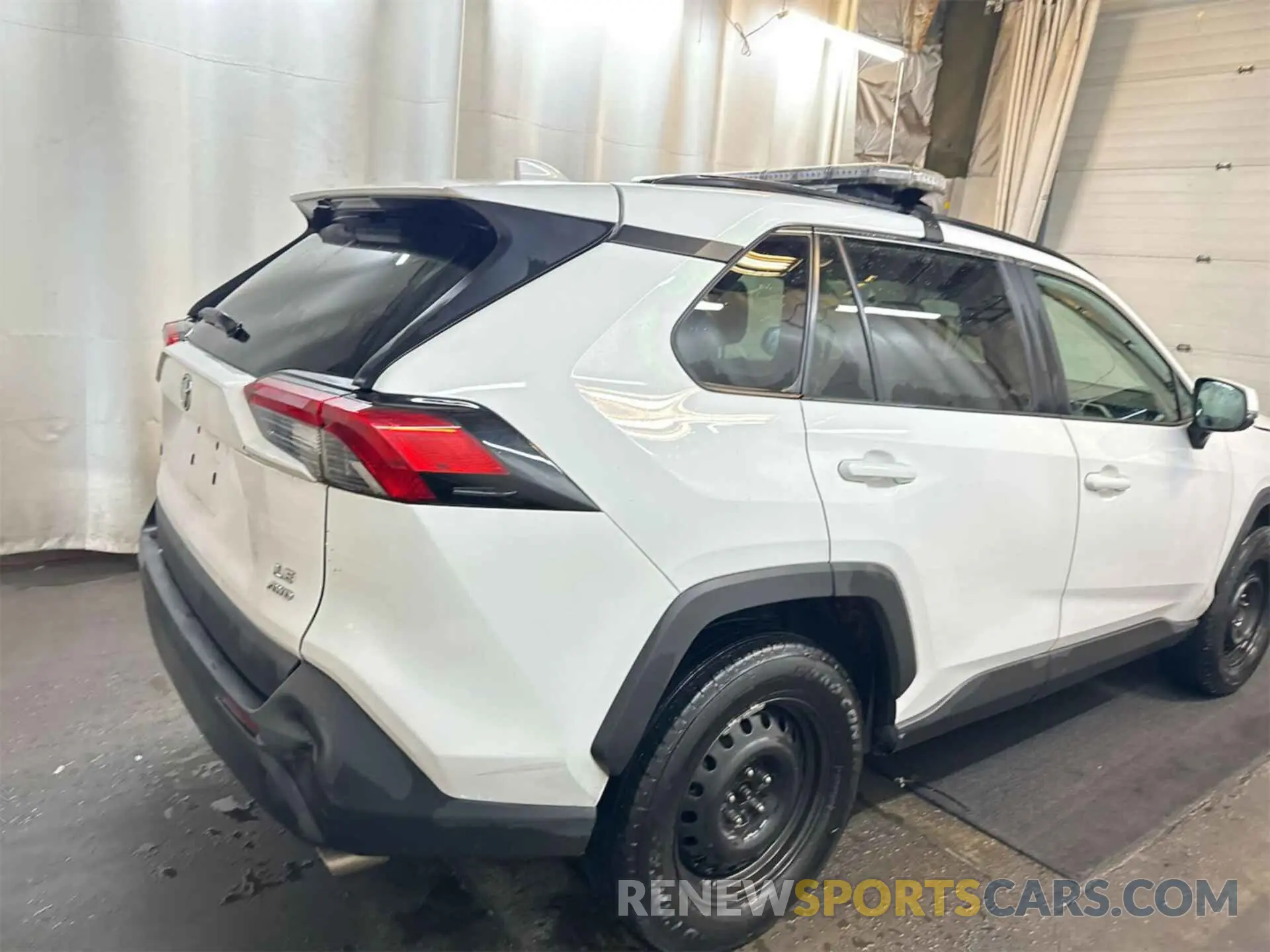 32 Photograph of a damaged car 2T3G1RFV0MC183017 TOYOTA RAV4 2021