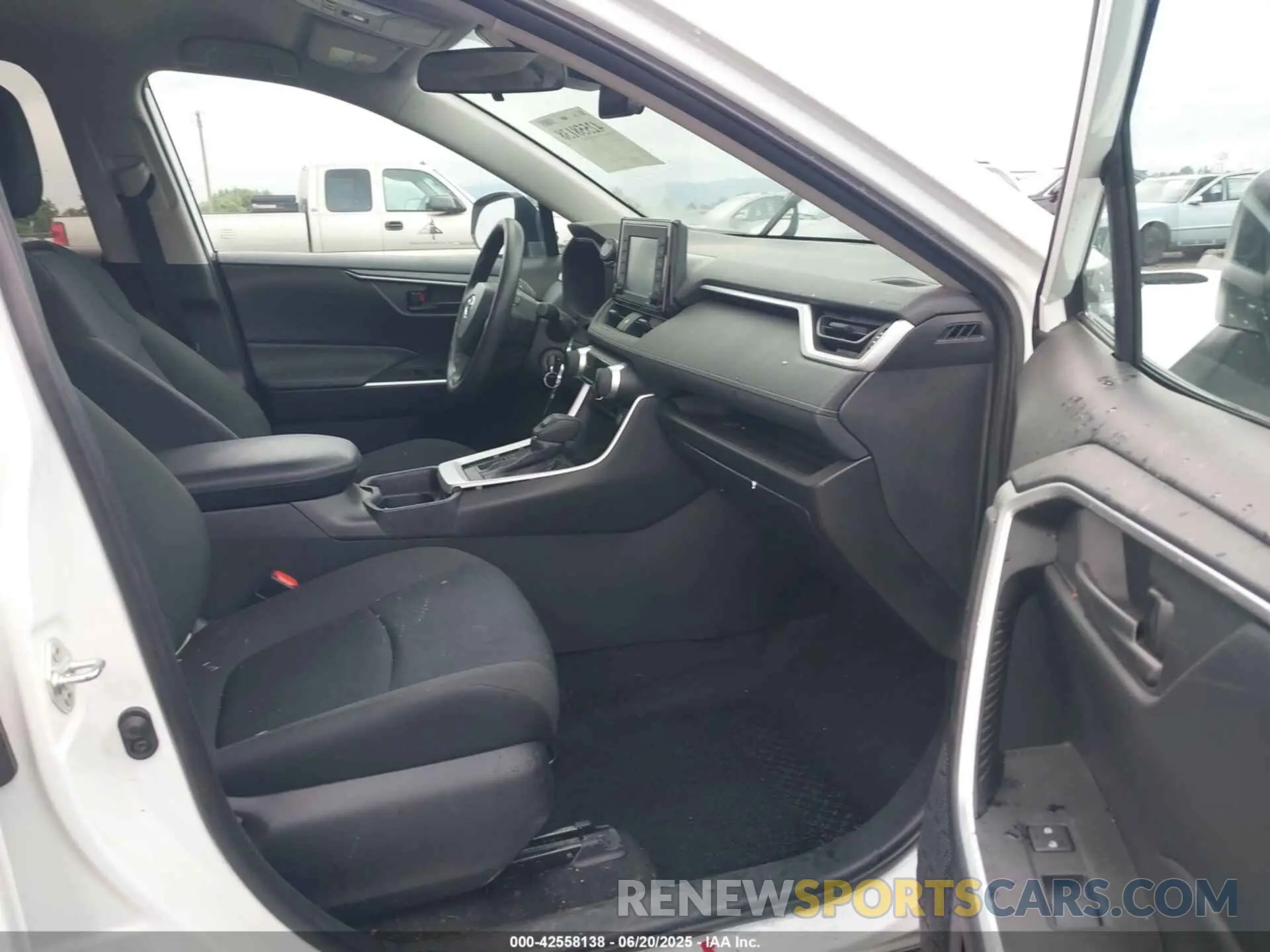 5 Photograph of a damaged car 2T3G1RFVXMW217592 TOYOTA RAV4 2021
