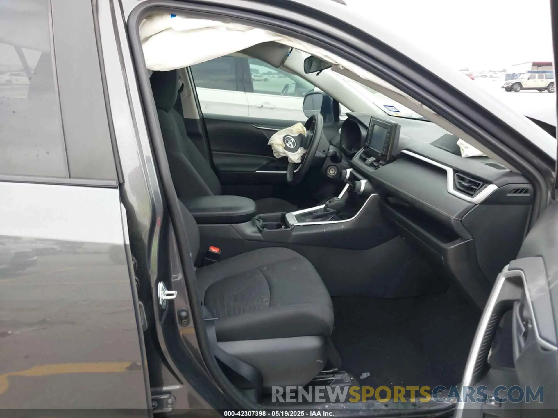 5 Photograph of a damaged car 2T3H1RFV0MC101551 TOYOTA RAV4 2021