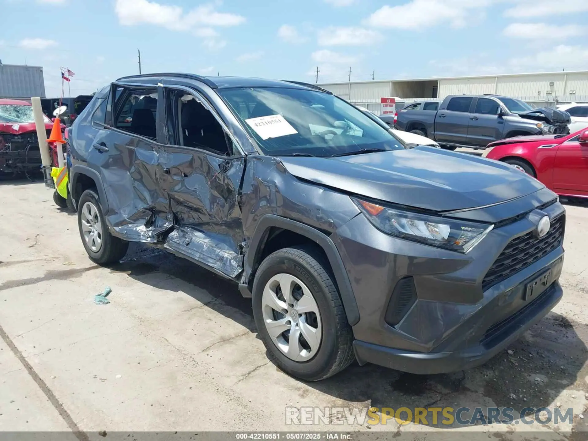 1 Photograph of a damaged car 2T3H1RFV0MC113912 TOYOTA RAV4 2021