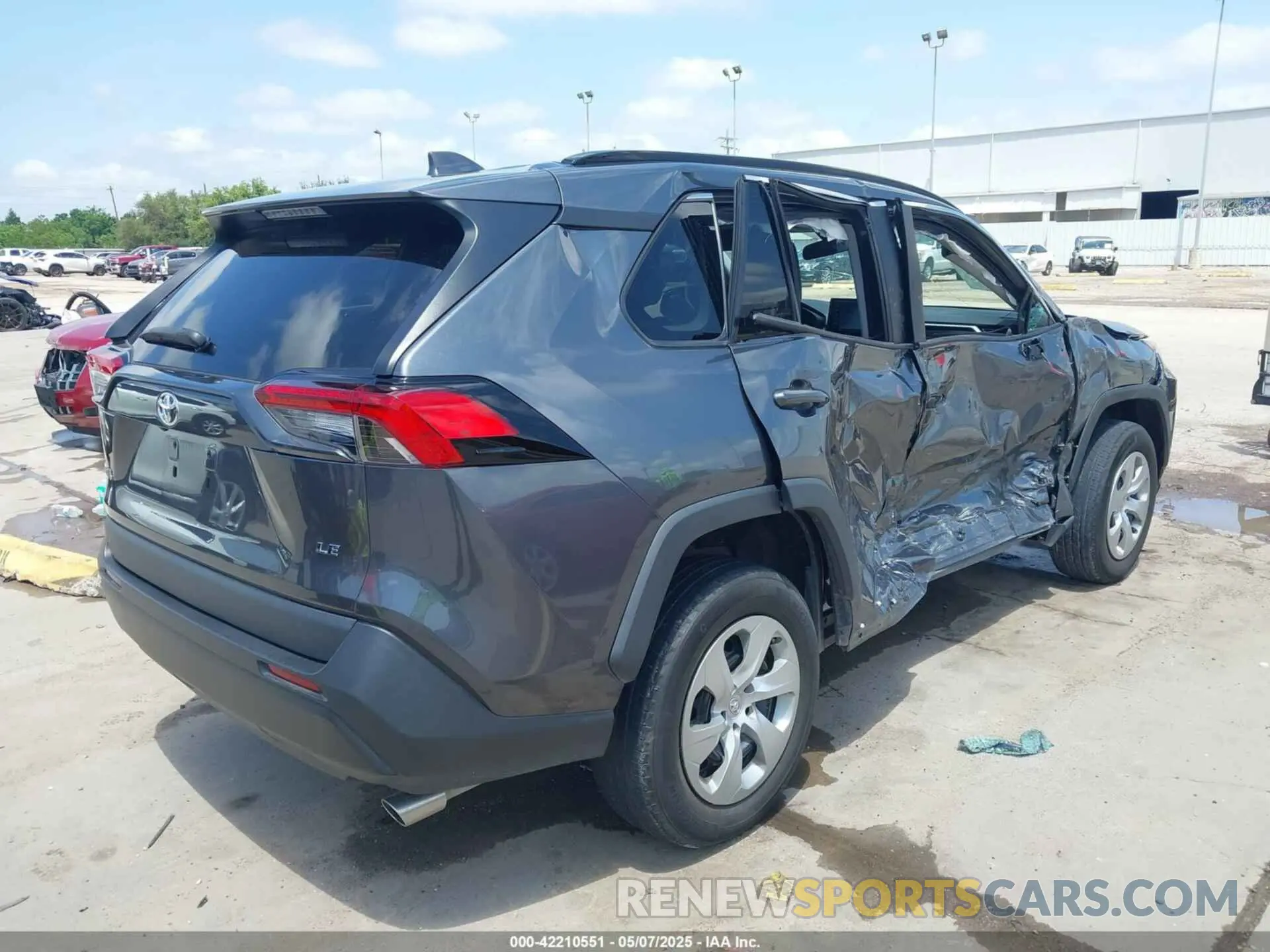 4 Photograph of a damaged car 2T3H1RFV0MC113912 TOYOTA RAV4 2021