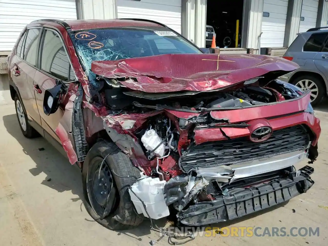 1 Photograph of a damaged car 2T3H1RFV0MW136766 TOYOTA RAV4 2021