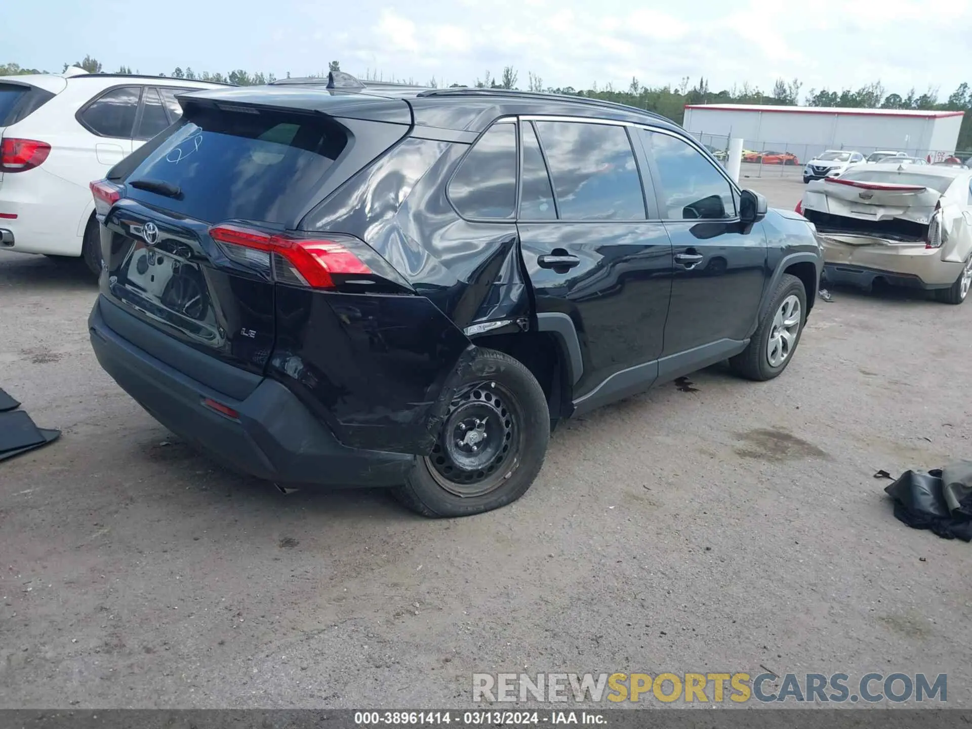 4 Photograph of a damaged car 2T3H1RFV0MW142292 TOYOTA RAV4 2021