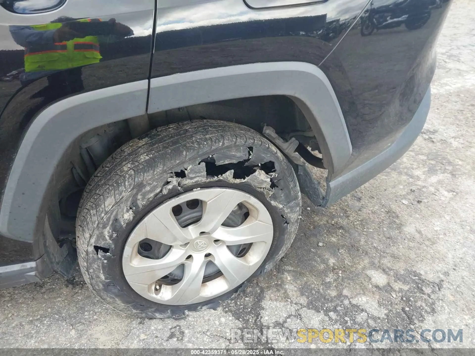 6 Photograph of a damaged car 2T3H1RFV1MC105561 TOYOTA RAV4 2021