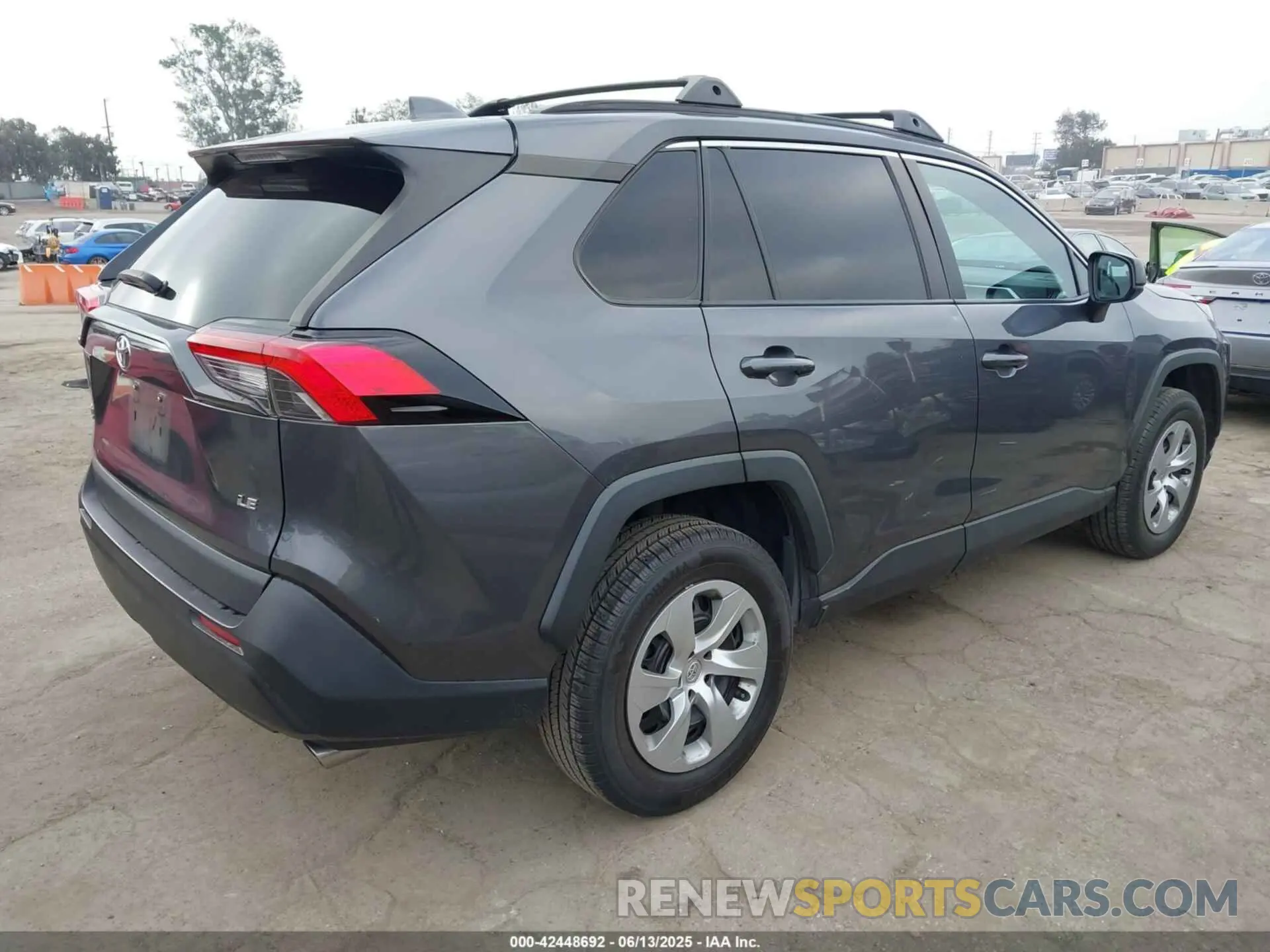 4 Photograph of a damaged car 2T3H1RFV1MW150613 TOYOTA RAV4 2021