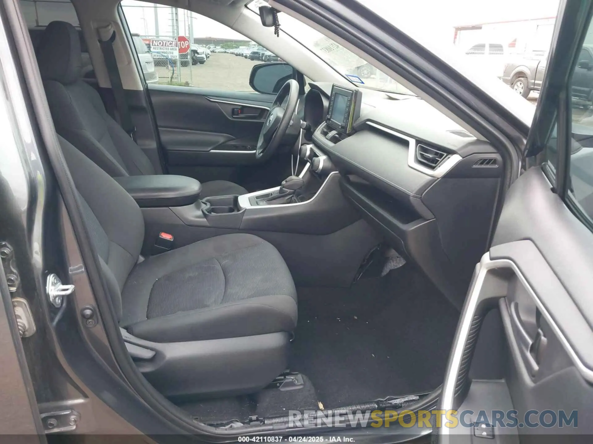 5 Photograph of a damaged car 2T3H1RFV2MC117086 TOYOTA RAV4 2021