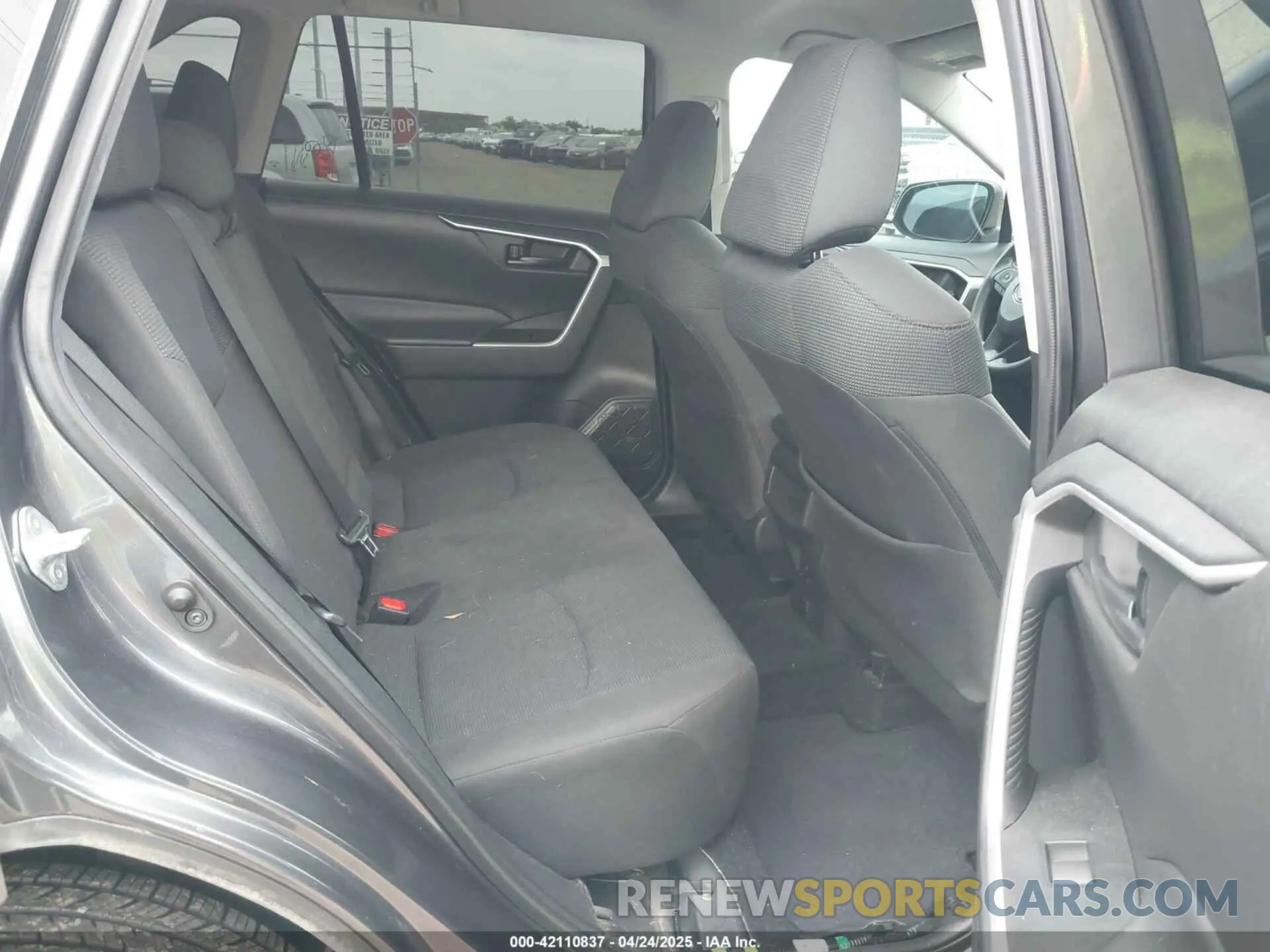 8 Photograph of a damaged car 2T3H1RFV2MC117086 TOYOTA RAV4 2021