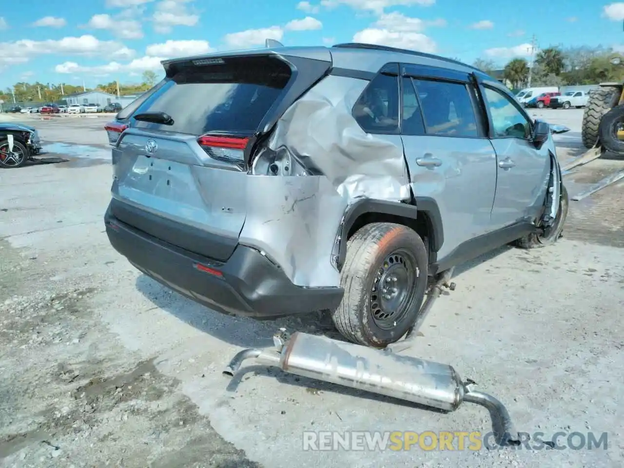 4 Photograph of a damaged car 2T3H1RFV2MC132462 TOYOTA RAV4 2021