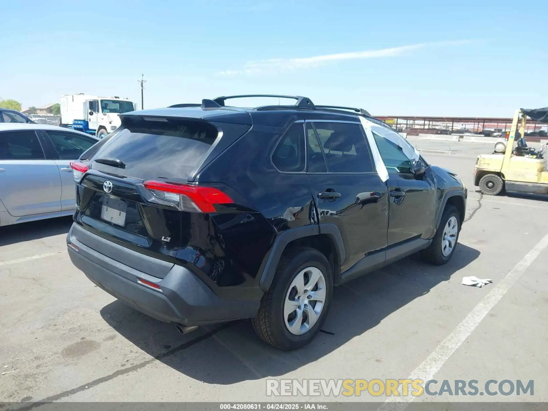 4 Photograph of a damaged car 2T3H1RFV2MC134521 TOYOTA RAV4 2021