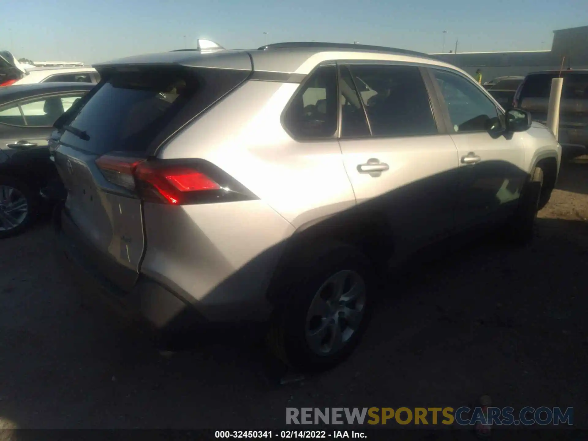 4 Photograph of a damaged car 2T3H1RFV2MW137062 TOYOTA RAV4 2021