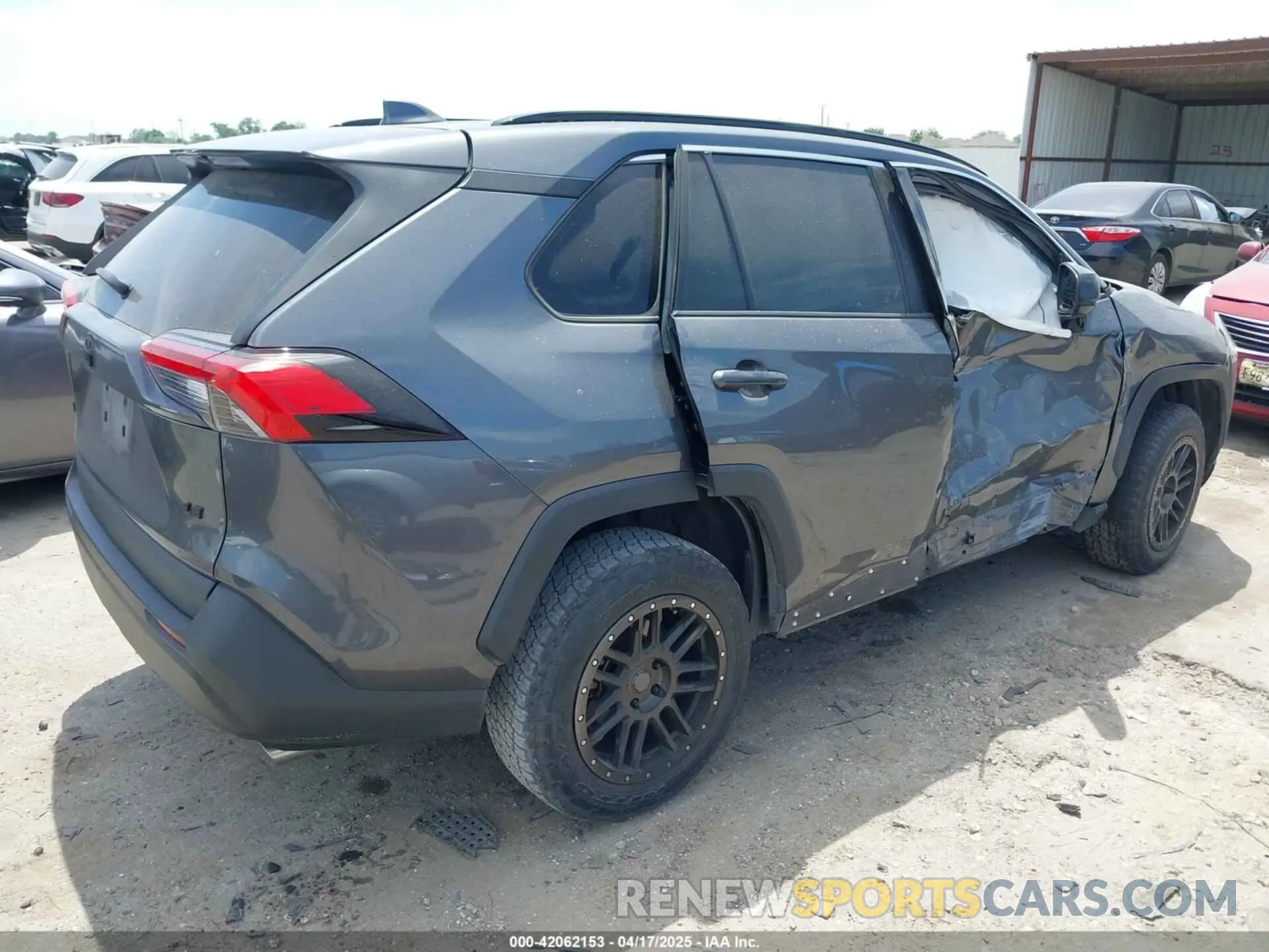4 Photograph of a damaged car 2T3H1RFV3MC112317 TOYOTA RAV4 2021