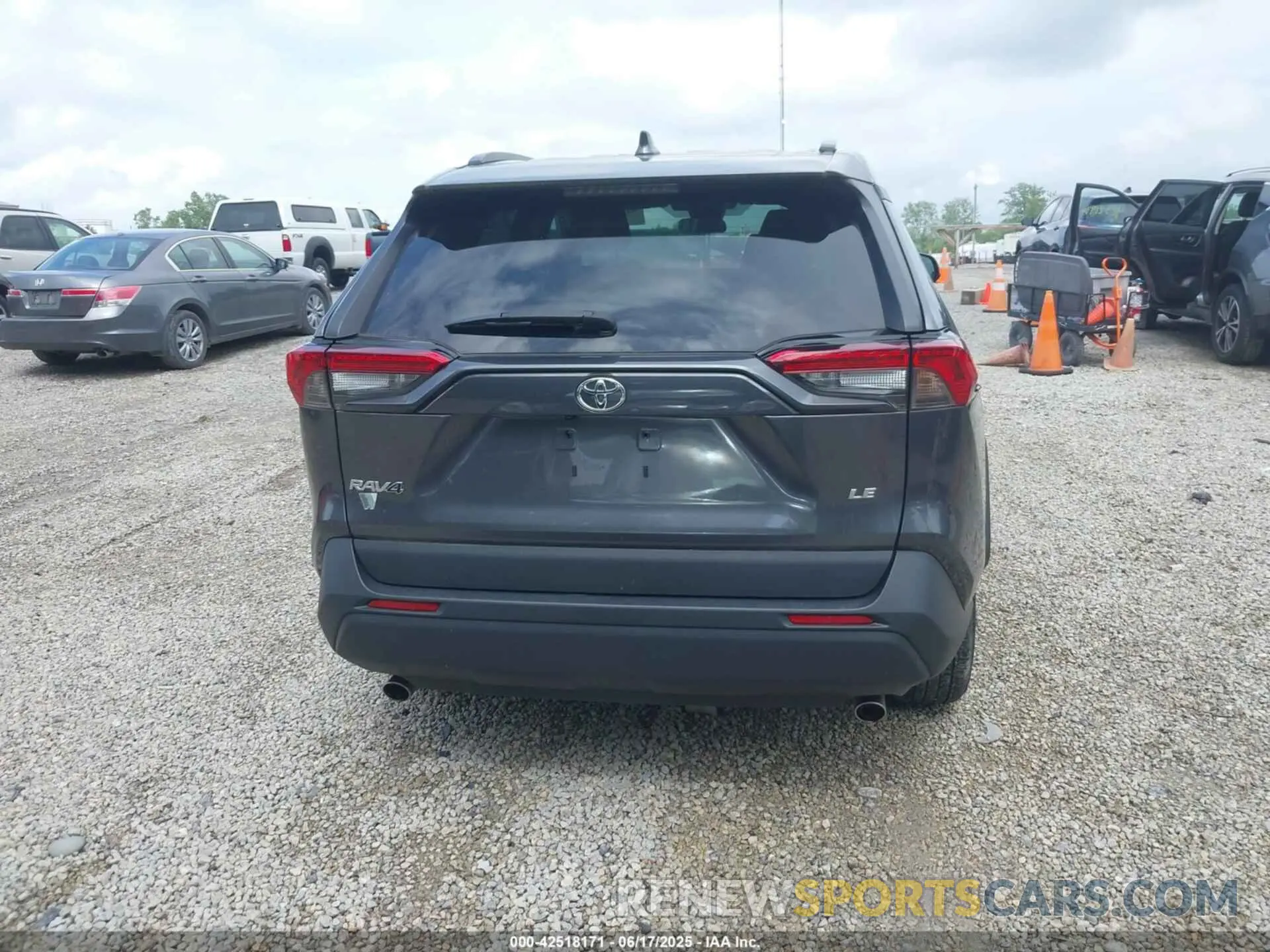 17 Photograph of a damaged car 2T3H1RFV3MC136584 TOYOTA RAV4 2021