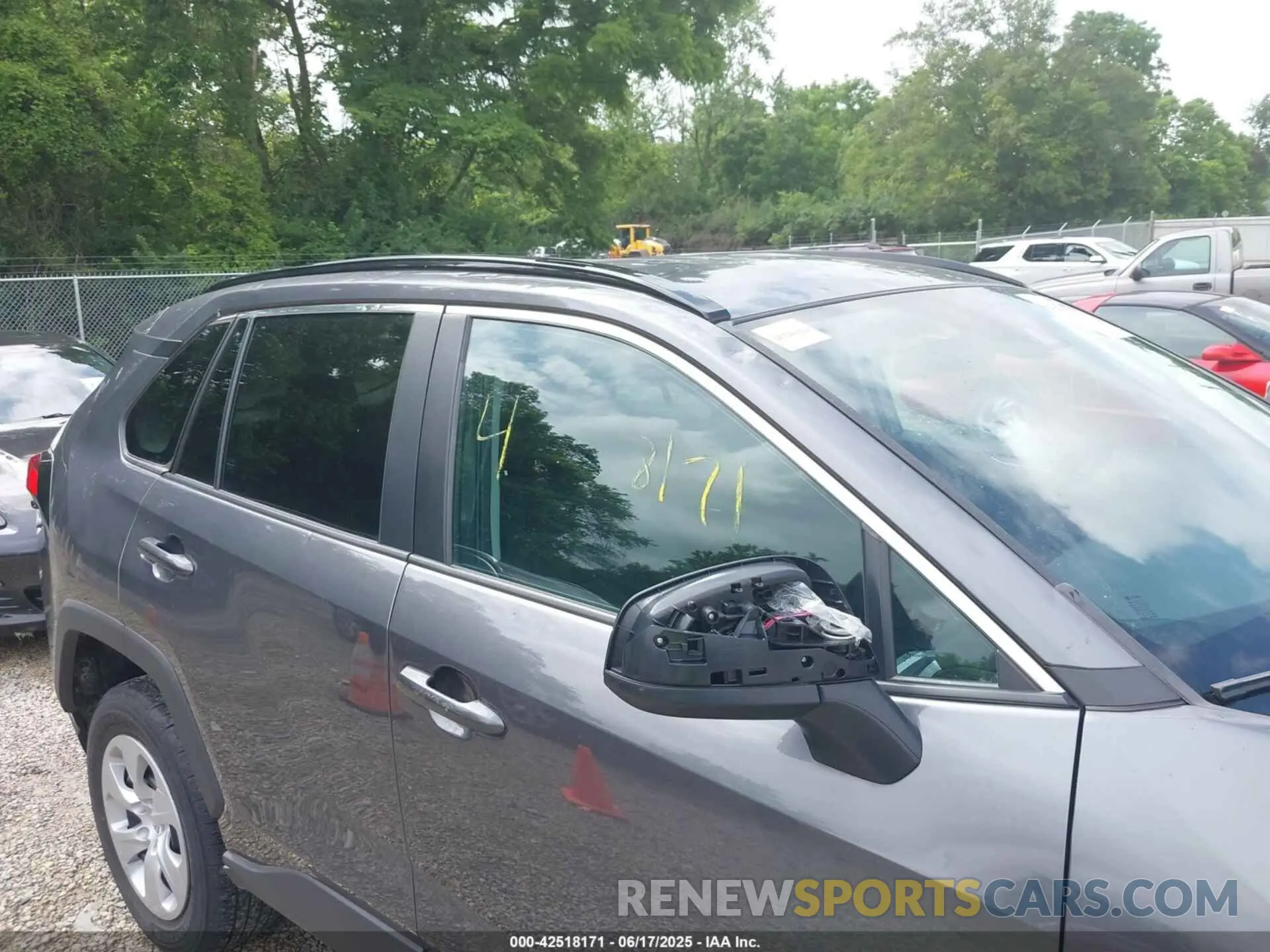 21 Photograph of a damaged car 2T3H1RFV3MC136584 TOYOTA RAV4 2021