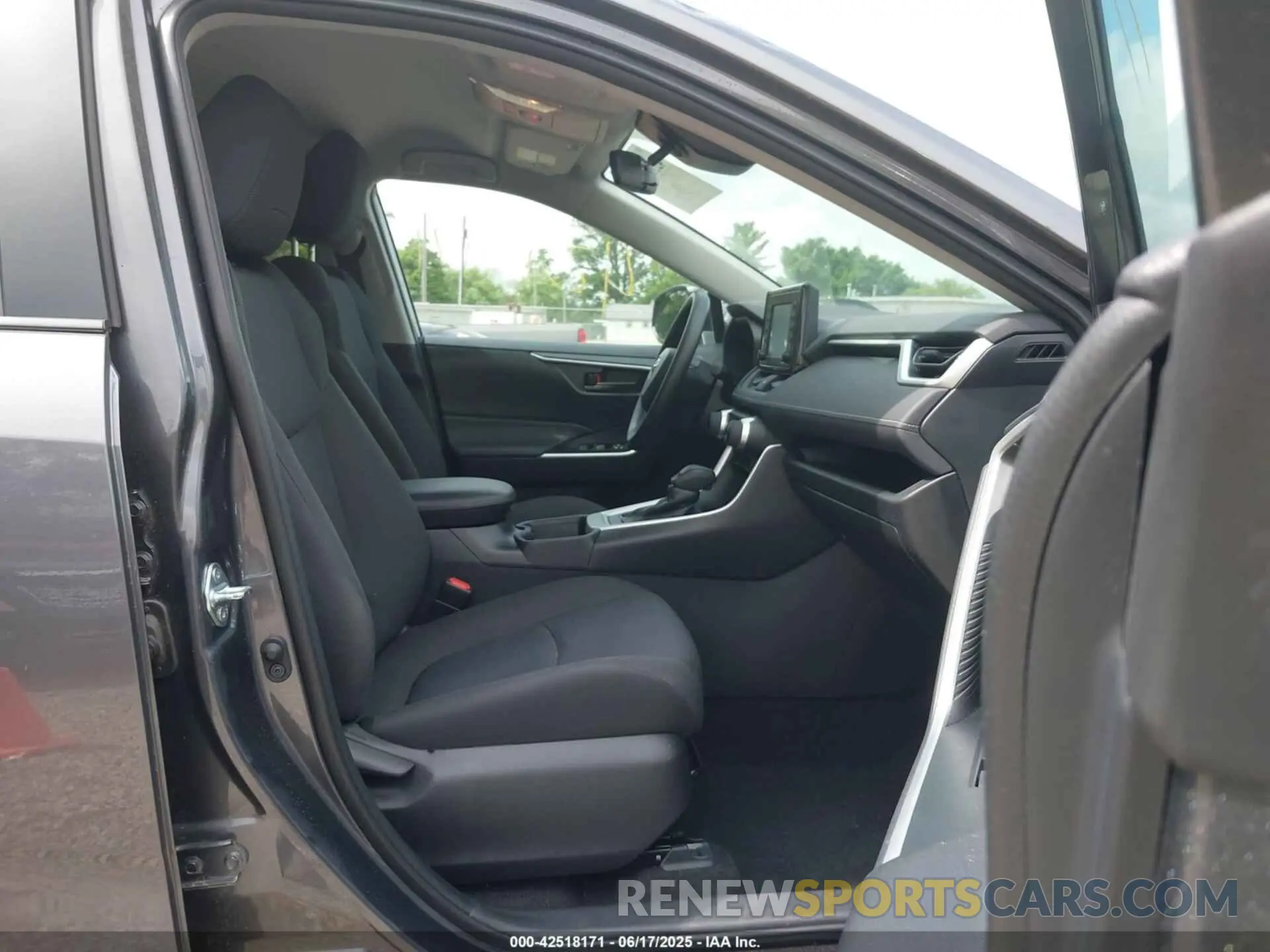 5 Photograph of a damaged car 2T3H1RFV3MC136584 TOYOTA RAV4 2021