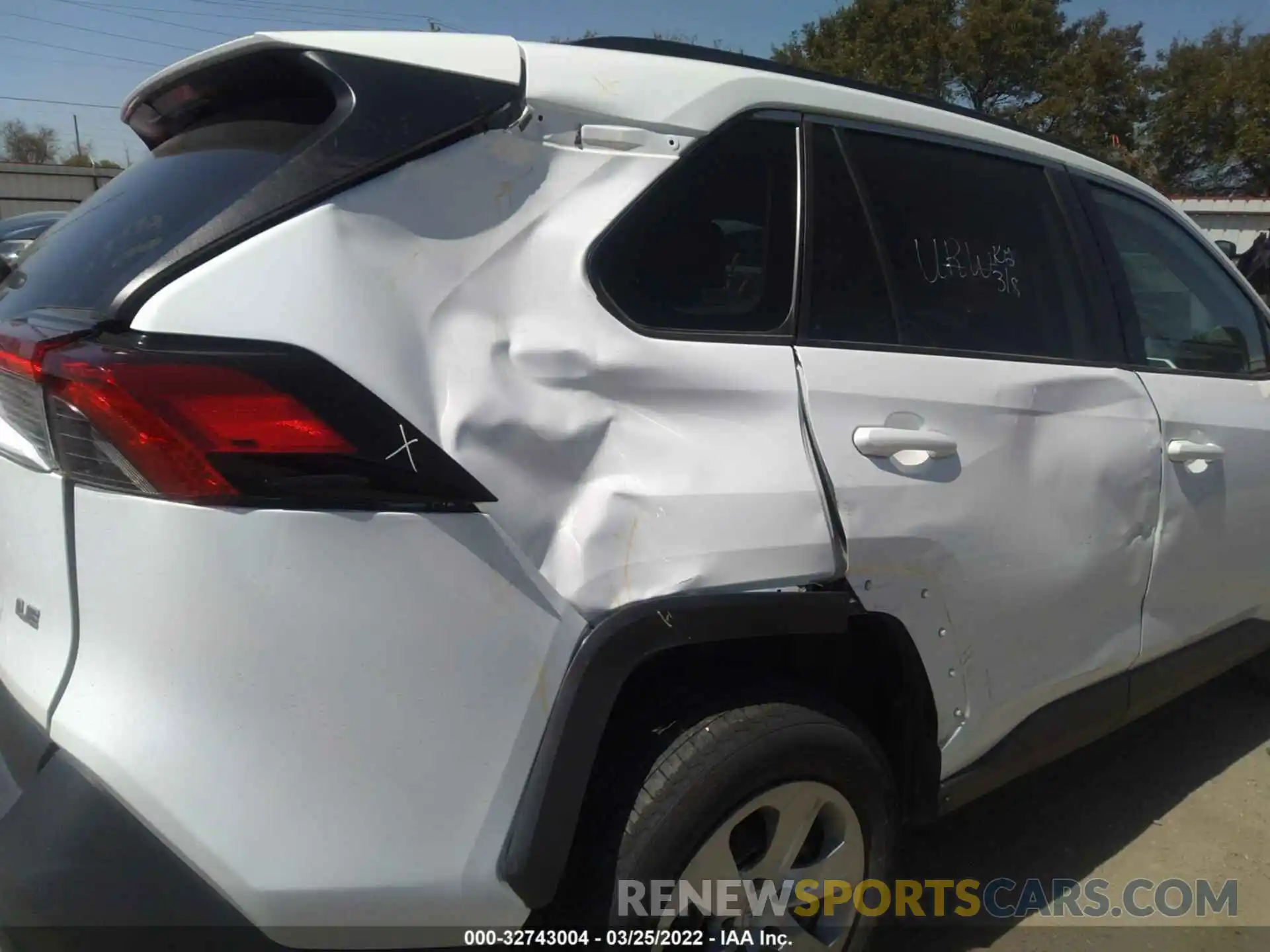 6 Photograph of a damaged car 2T3H1RFV3MW130329 TOYOTA RAV4 2021