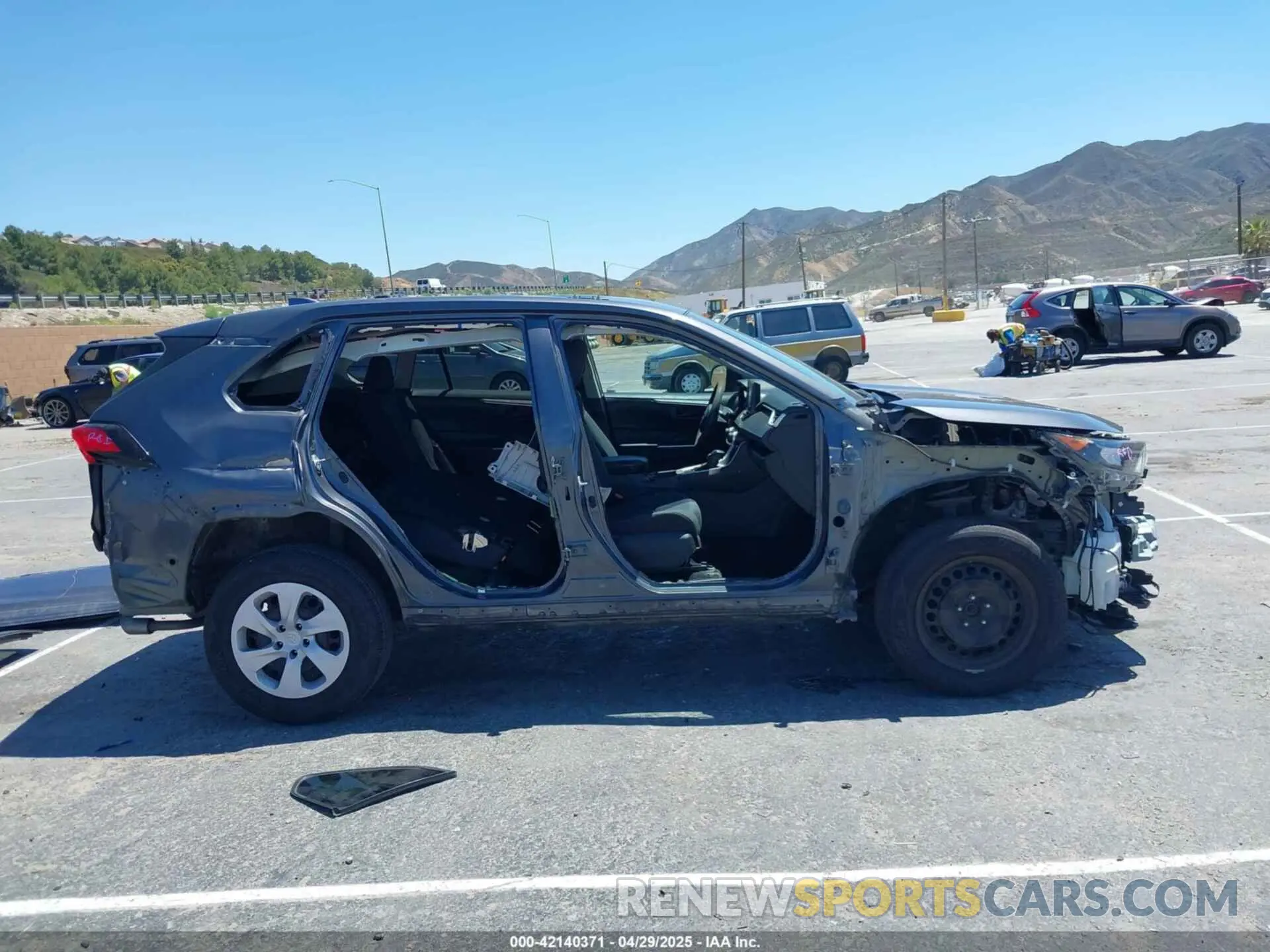 14 Photograph of a damaged car 2T3H1RFV3MW133201 TOYOTA RAV4 2021