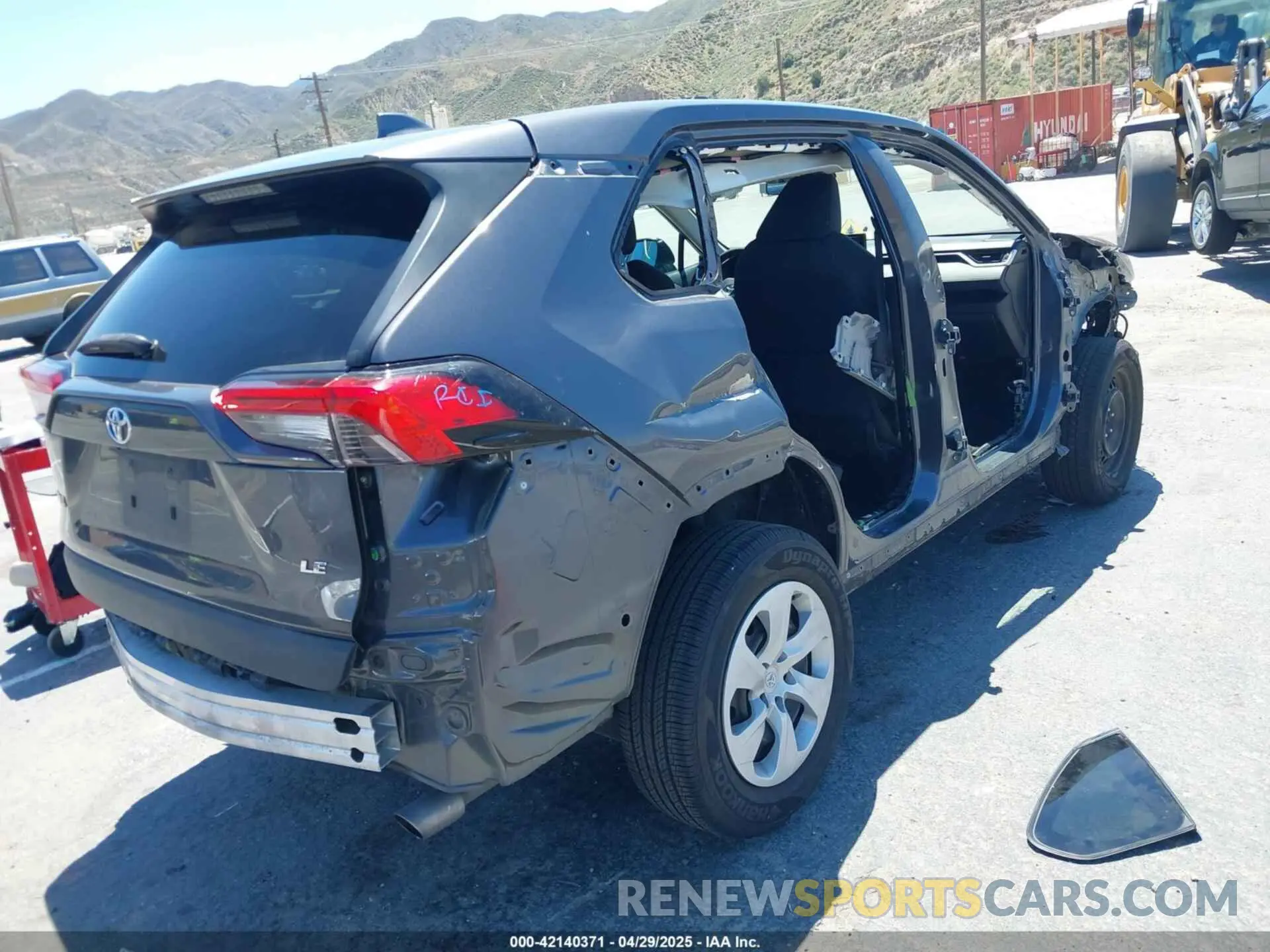 4 Photograph of a damaged car 2T3H1RFV3MW133201 TOYOTA RAV4 2021