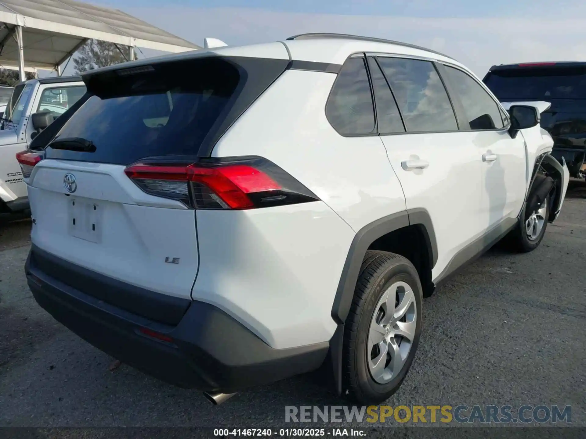 4 Photograph of a damaged car 2T3H1RFV4MW121798 TOYOTA RAV4 2021