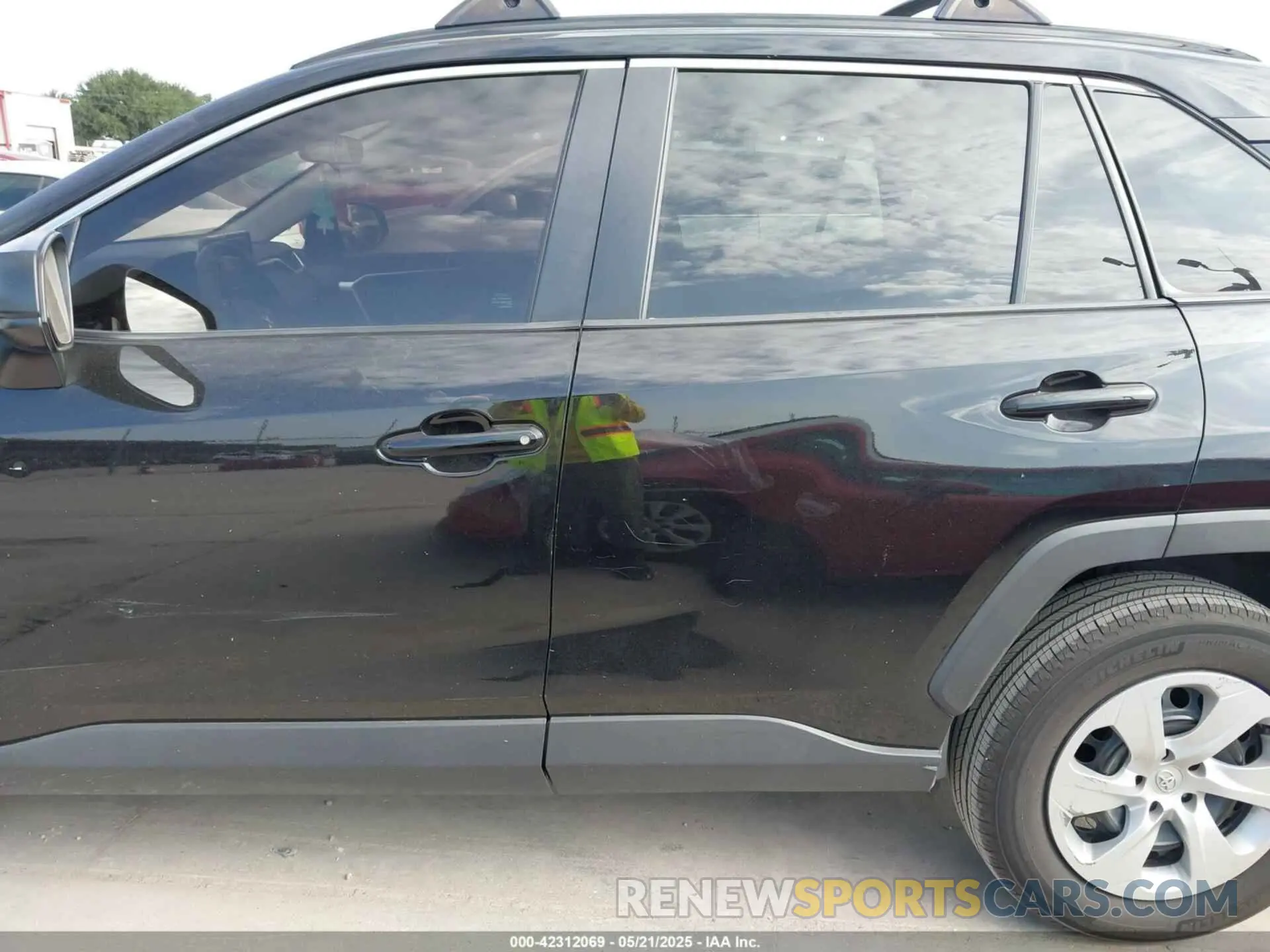 14 Photograph of a damaged car 2T3H1RFV4MW124698 TOYOTA RAV4 2021