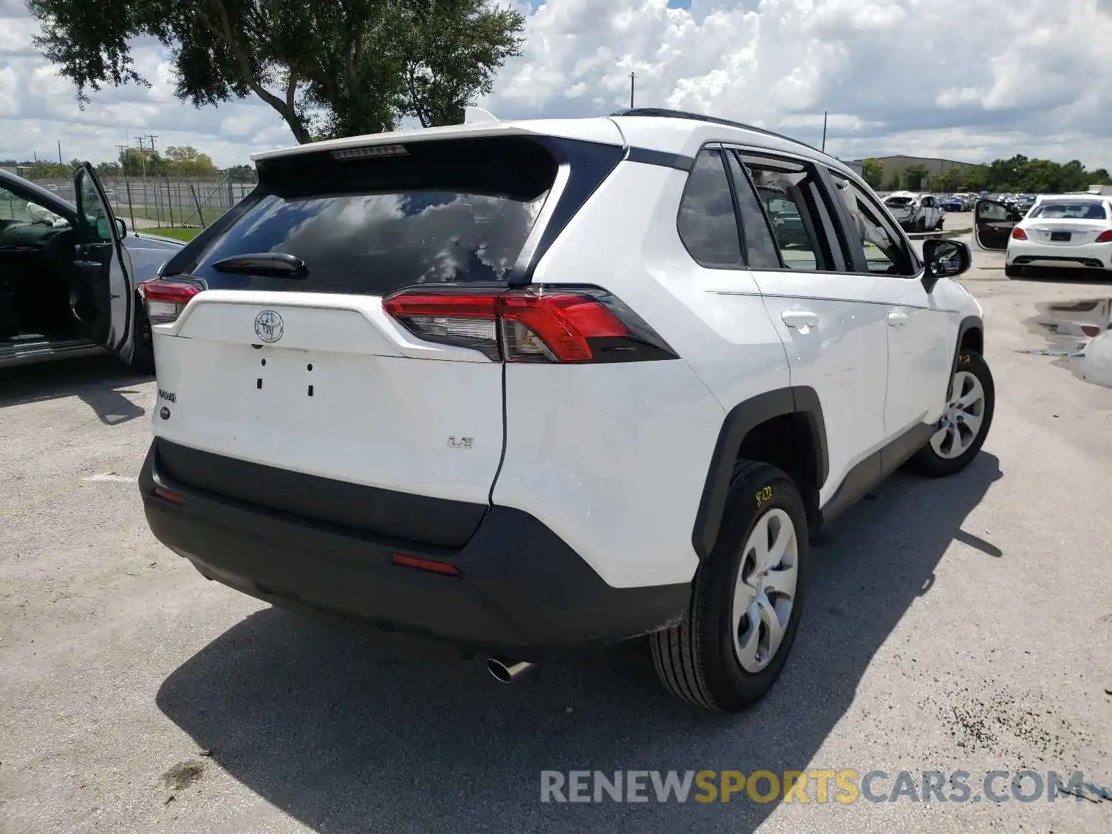 4 Photograph of a damaged car 2T3H1RFV4MW125253 TOYOTA RAV4 2021