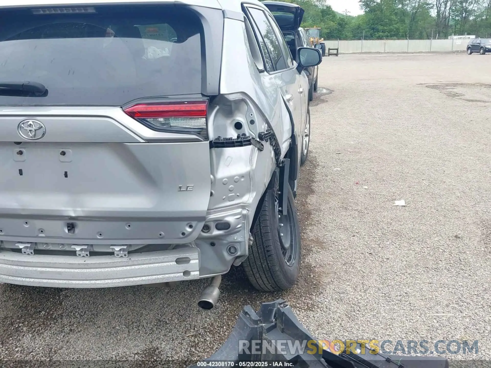 18 Photograph of a damaged car 2T3H1RFV5MW180990 TOYOTA RAV4 2021