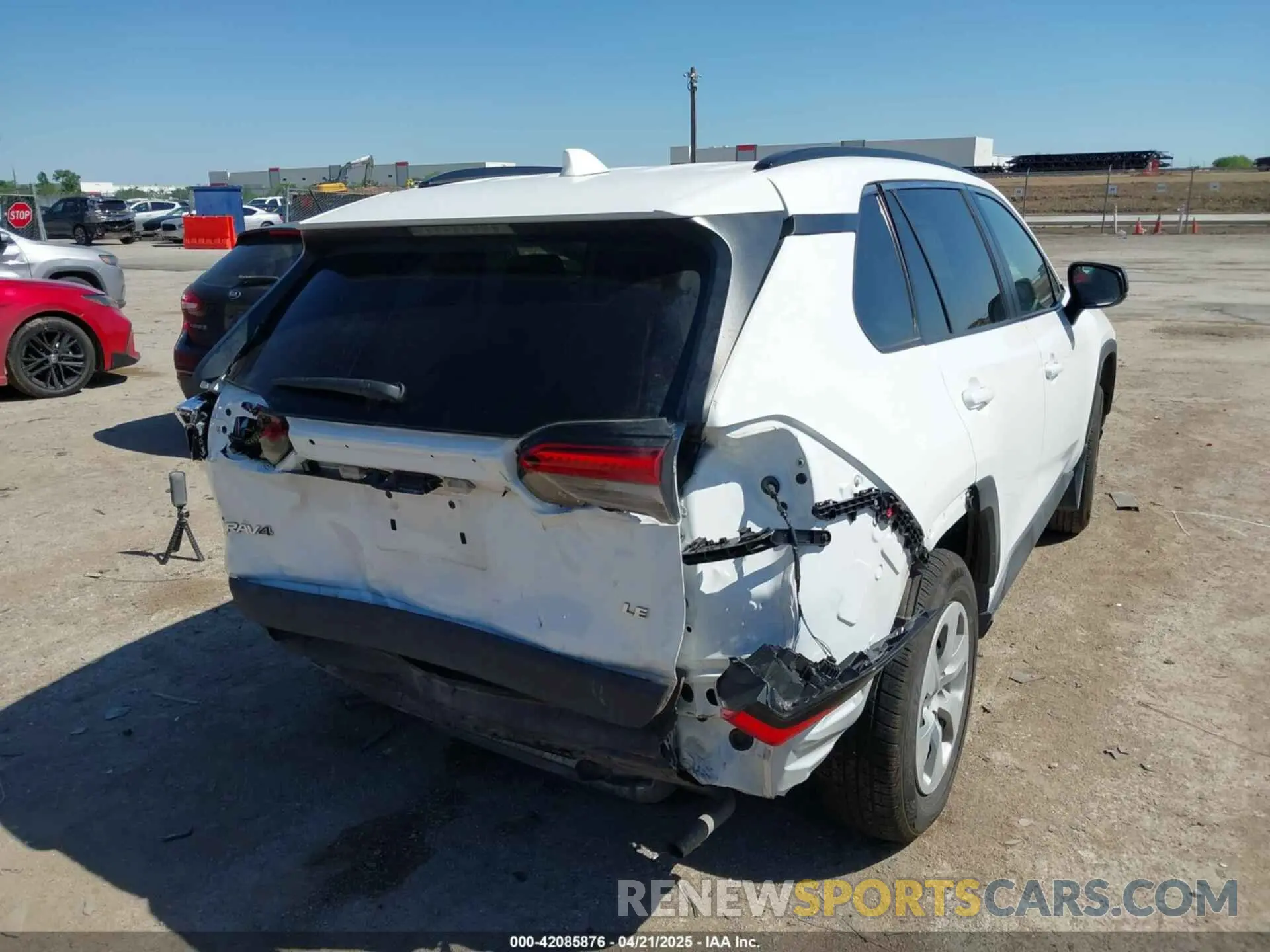 4 Photograph of a damaged car 2T3H1RFV7MC152142 TOYOTA RAV4 2021