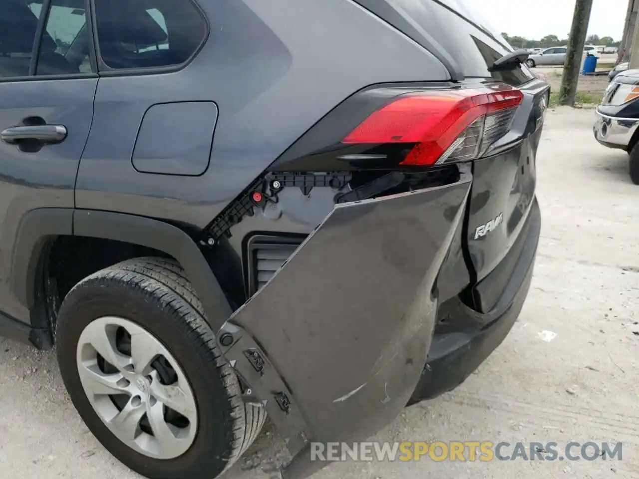 9 Photograph of a damaged car 2T3H1RFV7MC152304 TOYOTA RAV4 2021