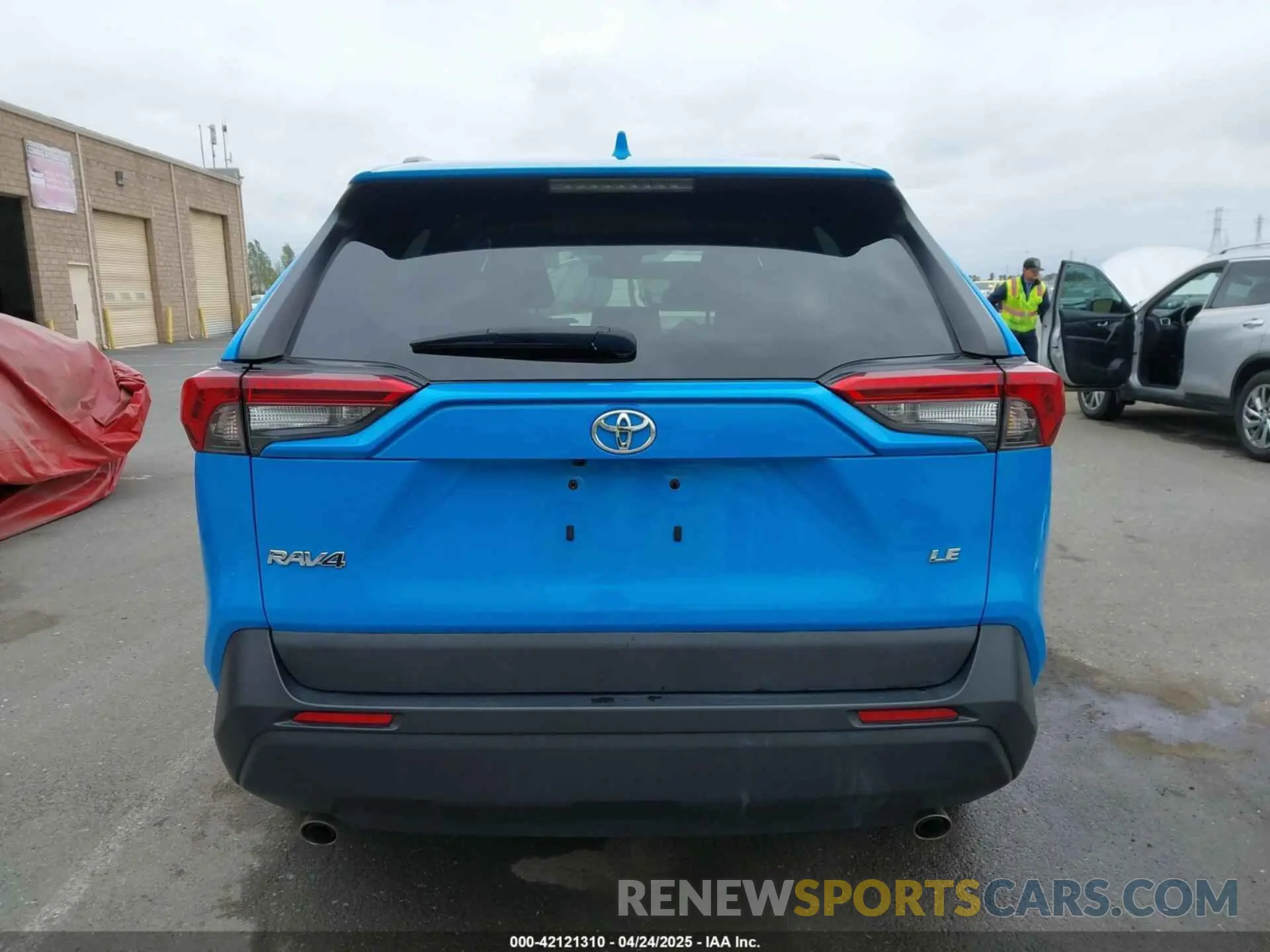 17 Photograph of a damaged car 2T3H1RFV7MW120211 TOYOTA RAV4 2021