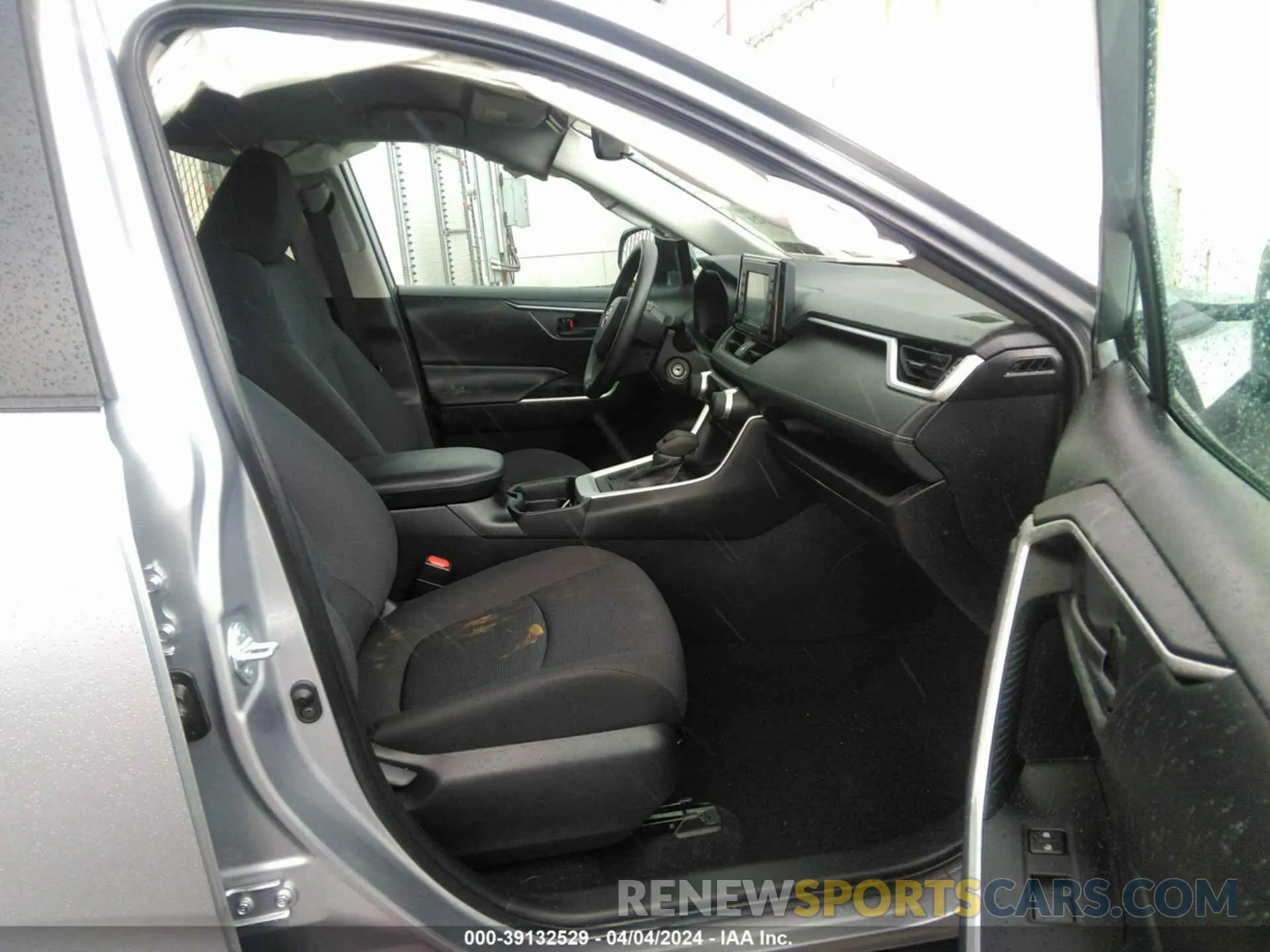 5 Photograph of a damaged car 2T3H1RFV8MC101717 TOYOTA RAV4 2021
