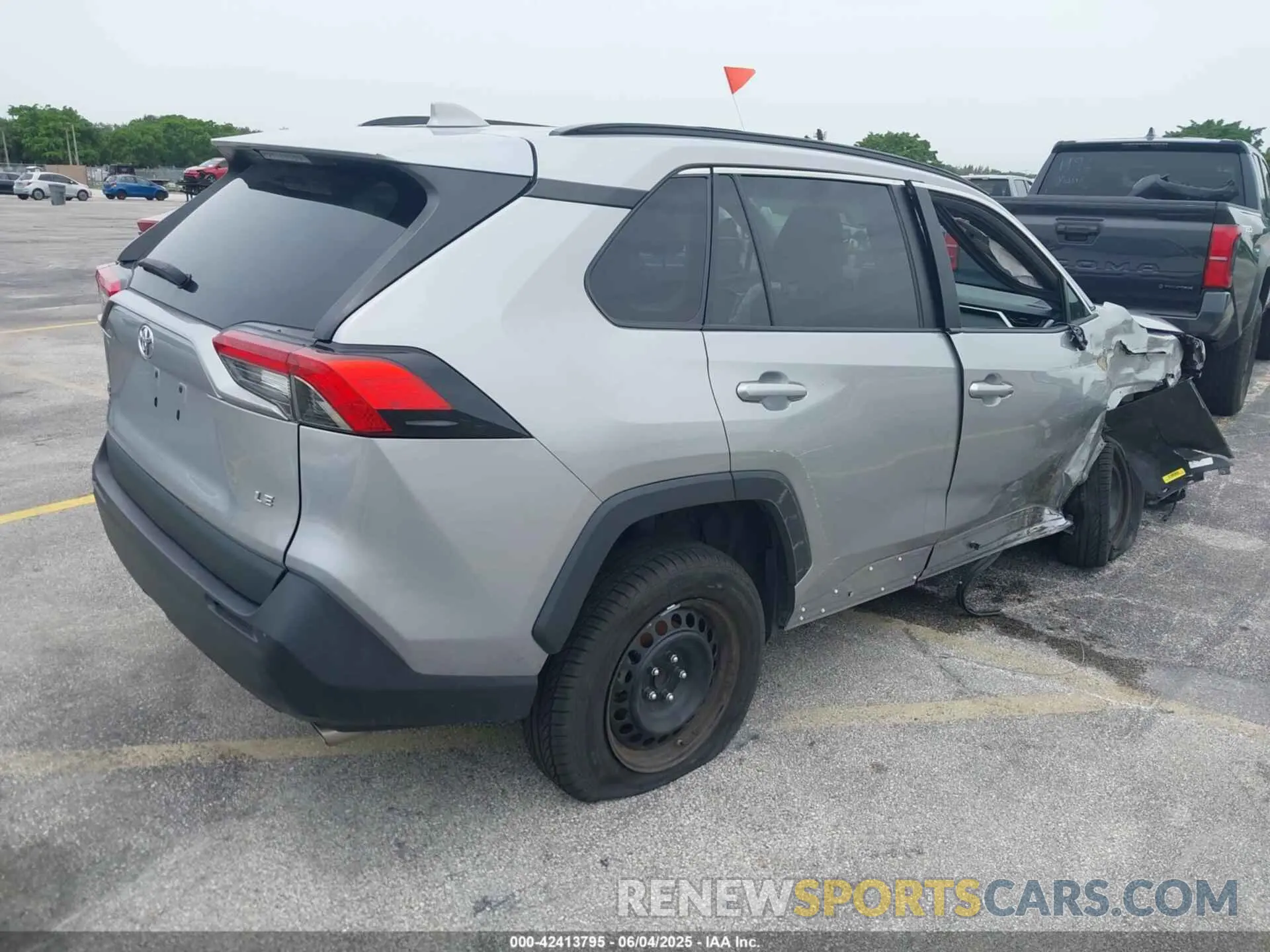 4 Photograph of a damaged car 2T3H1RFV8MC129842 TOYOTA RAV4 2021