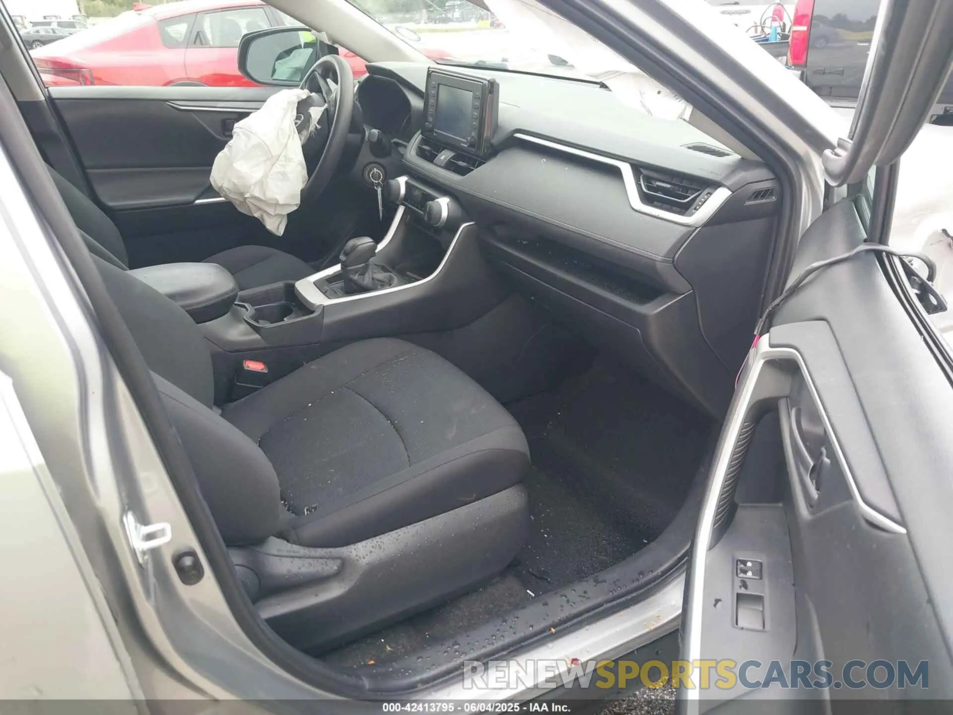 5 Photograph of a damaged car 2T3H1RFV8MC129842 TOYOTA RAV4 2021