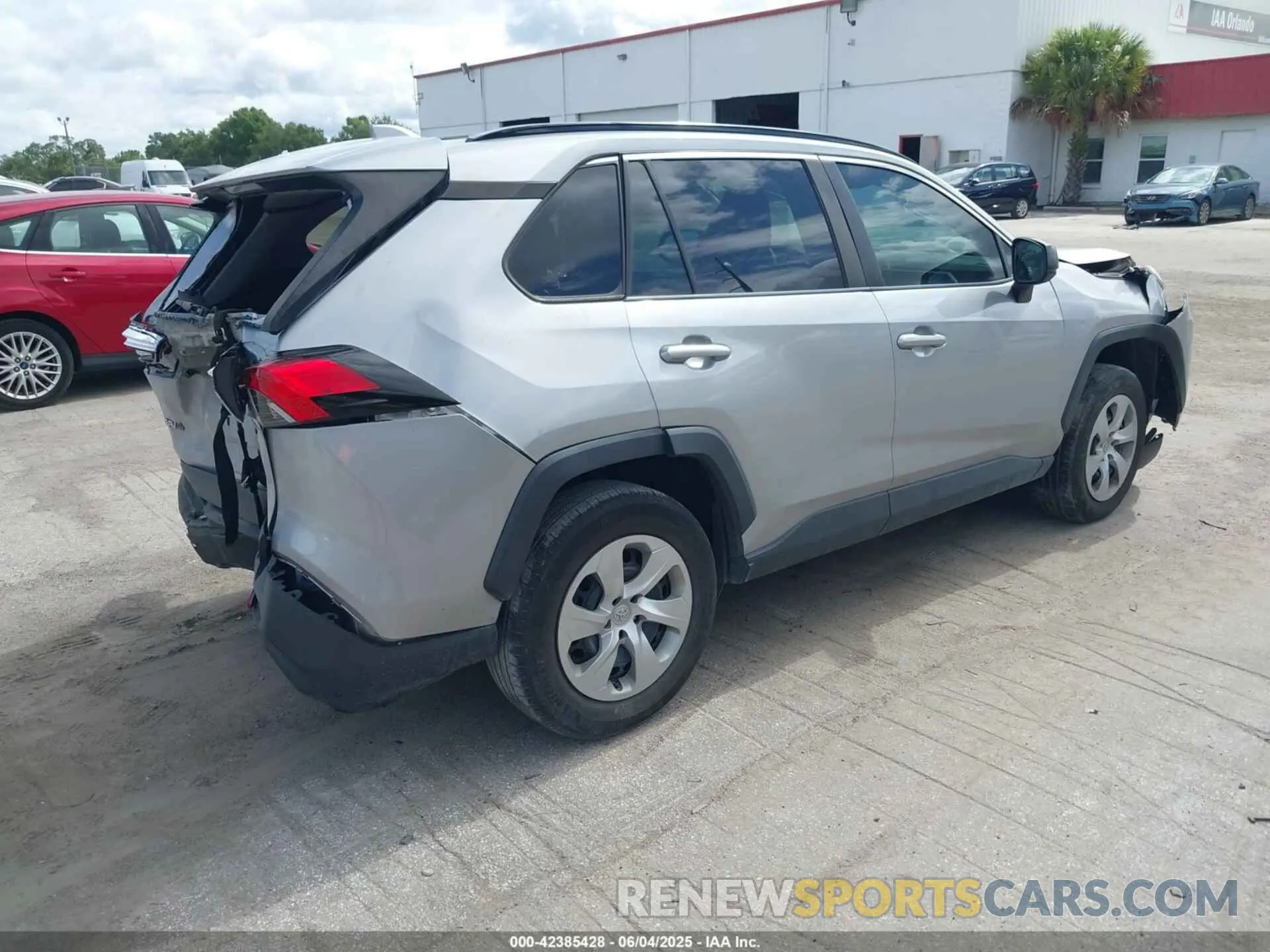 4 Photograph of a damaged car 2T3H1RFV9MW142226 TOYOTA RAV4 2021
