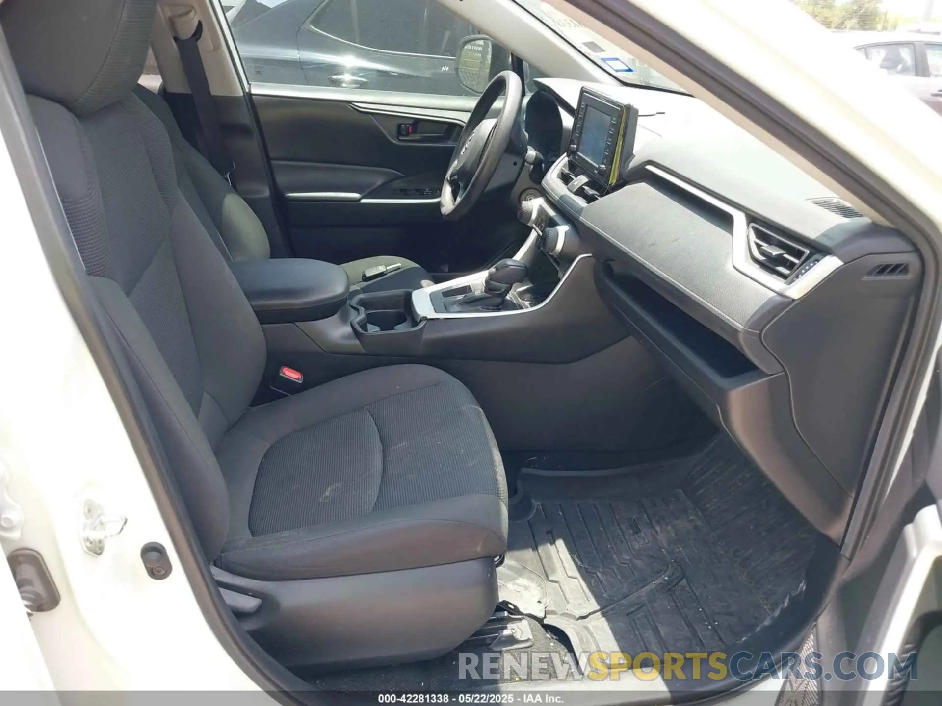 5 Photograph of a damaged car 2T3H1RFVXMC164091 TOYOTA RAV4 2021