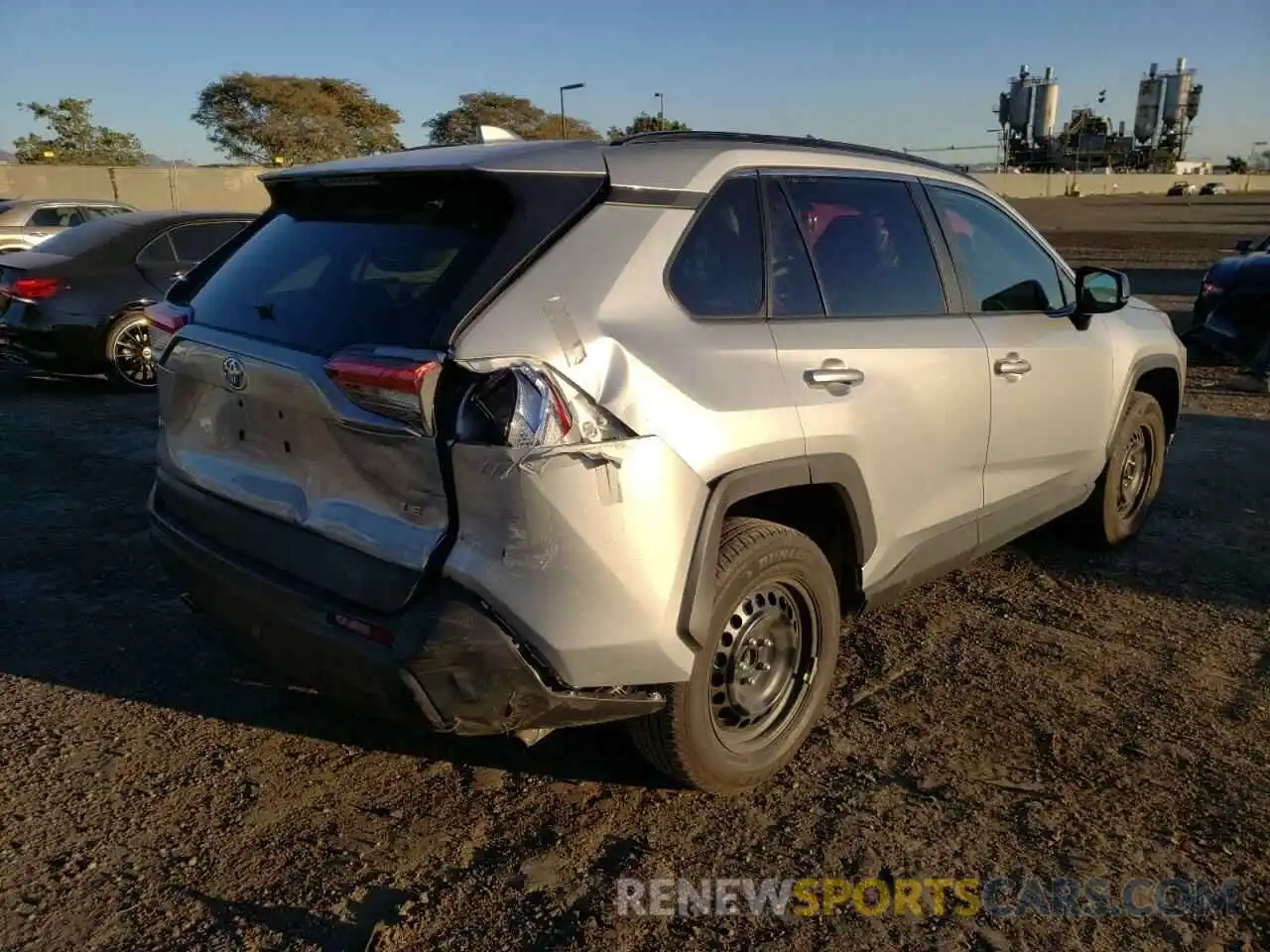 4 Photograph of a damaged car 2T3H1RFVXMW123300 TOYOTA RAV4 2021