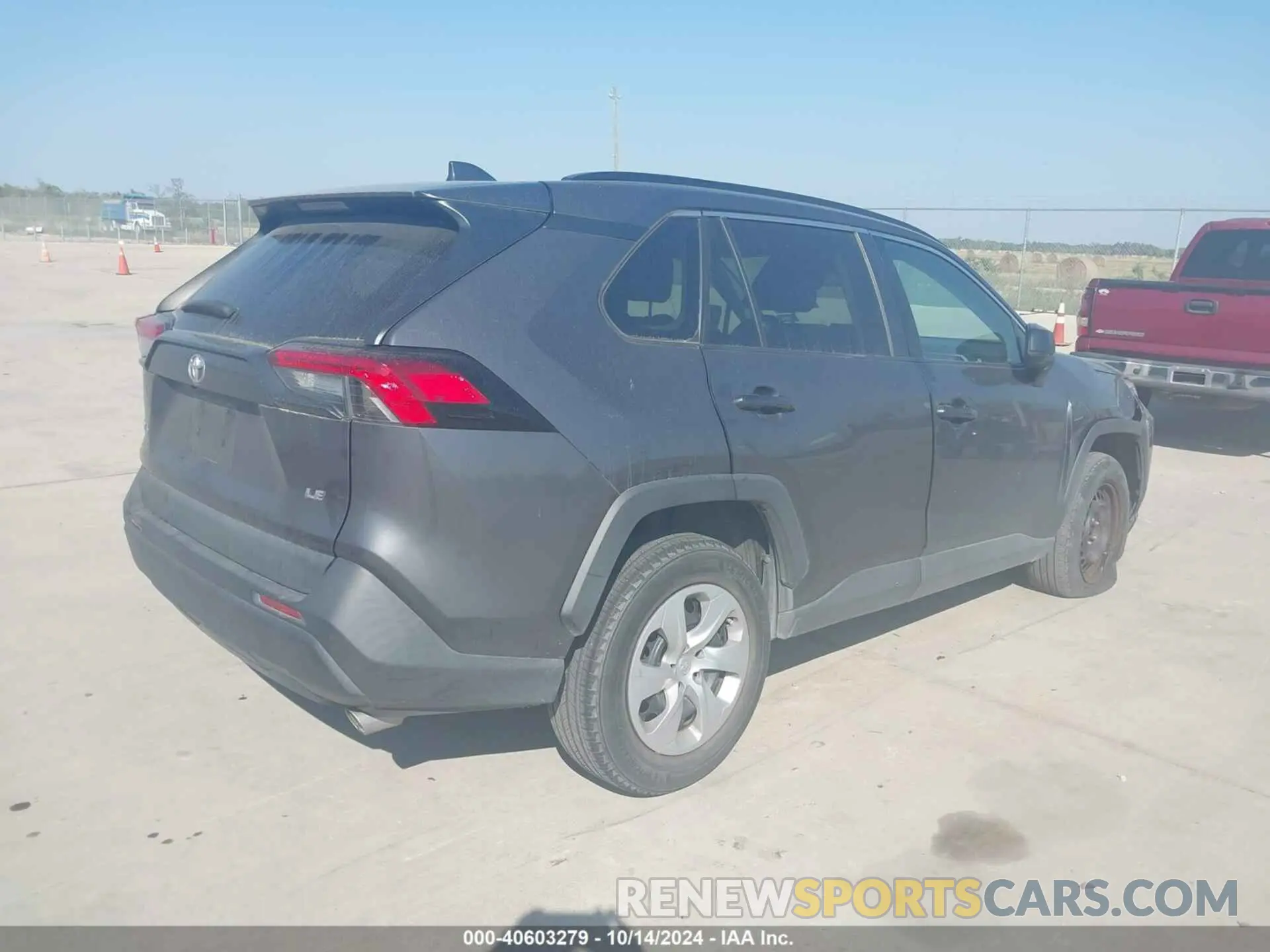 4 Photograph of a damaged car 2T3H1RFVXMW130070 TOYOTA RAV4 2021