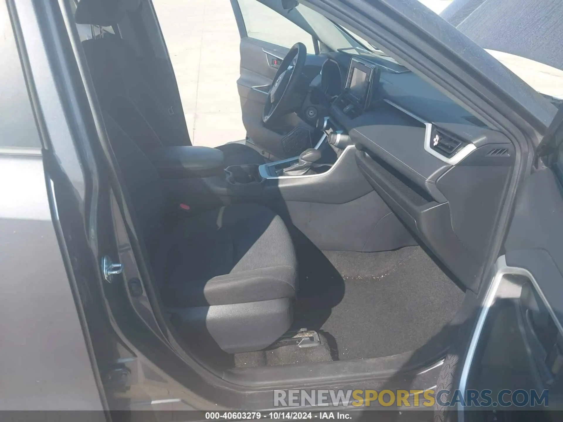5 Photograph of a damaged car 2T3H1RFVXMW130070 TOYOTA RAV4 2021